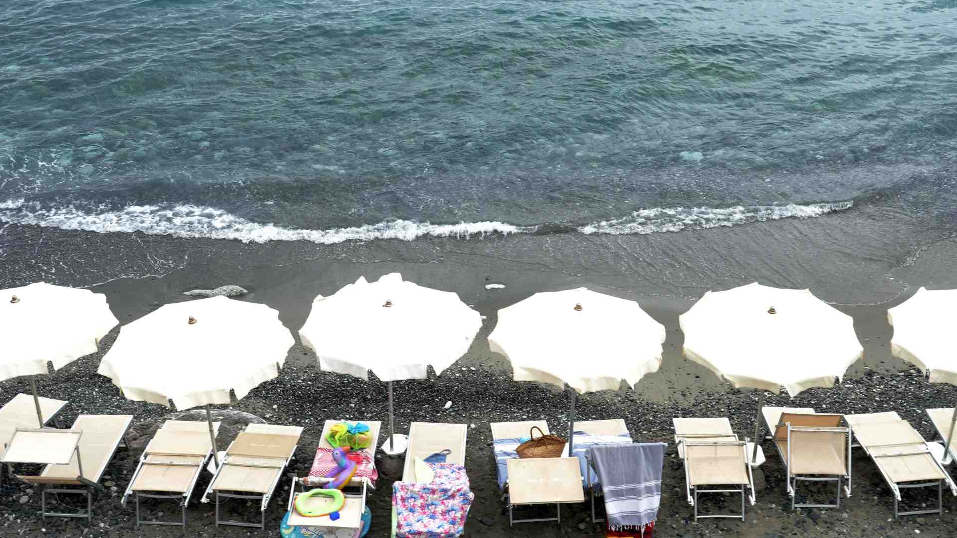 Immagine di Ferragosto senza il tutto esaurito: gli italiani restano a casa per i rincari