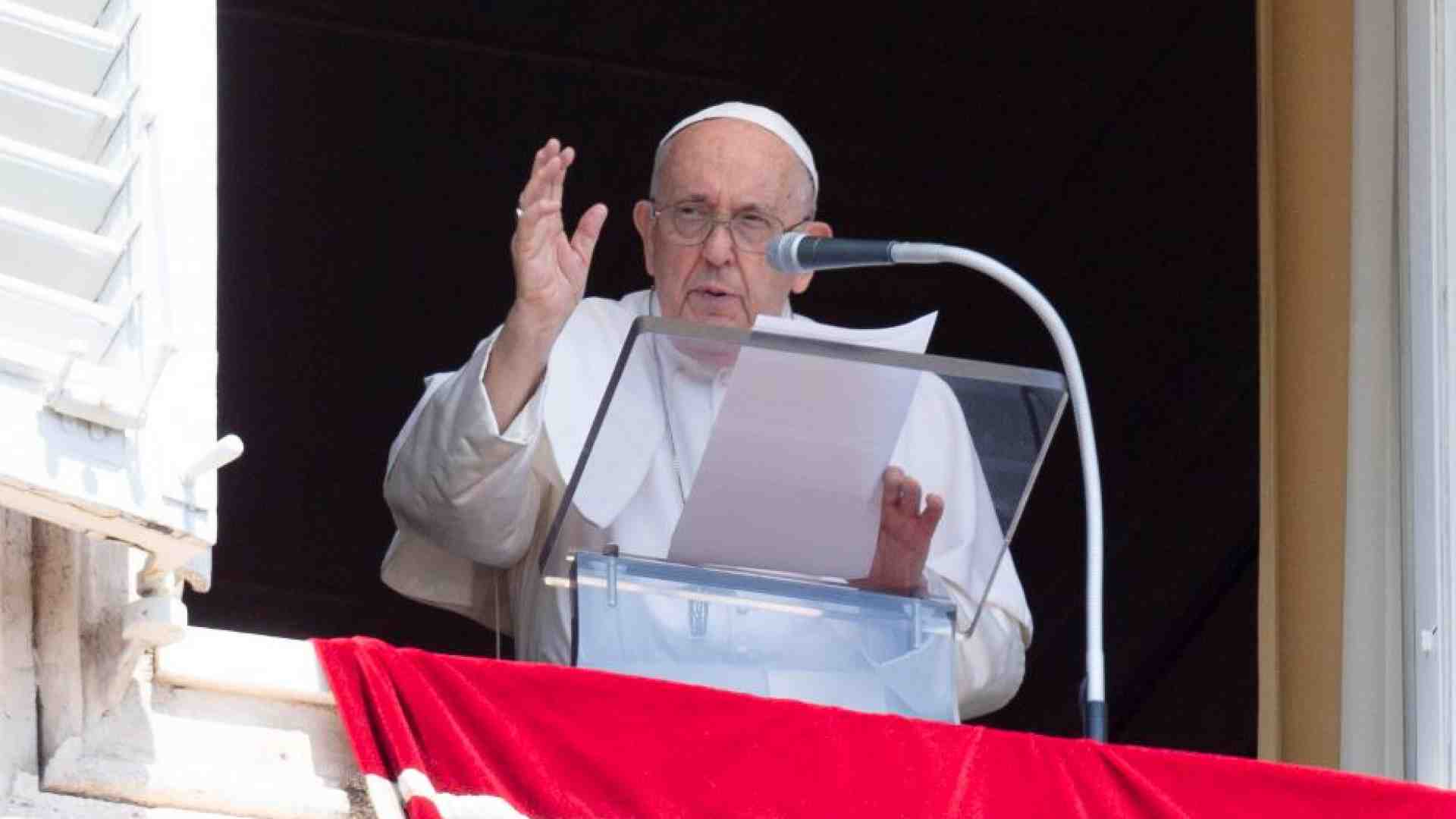 Immagine di Il Papa: il rumore delle armi copre gli sforzi di pace. E loda il volontariato