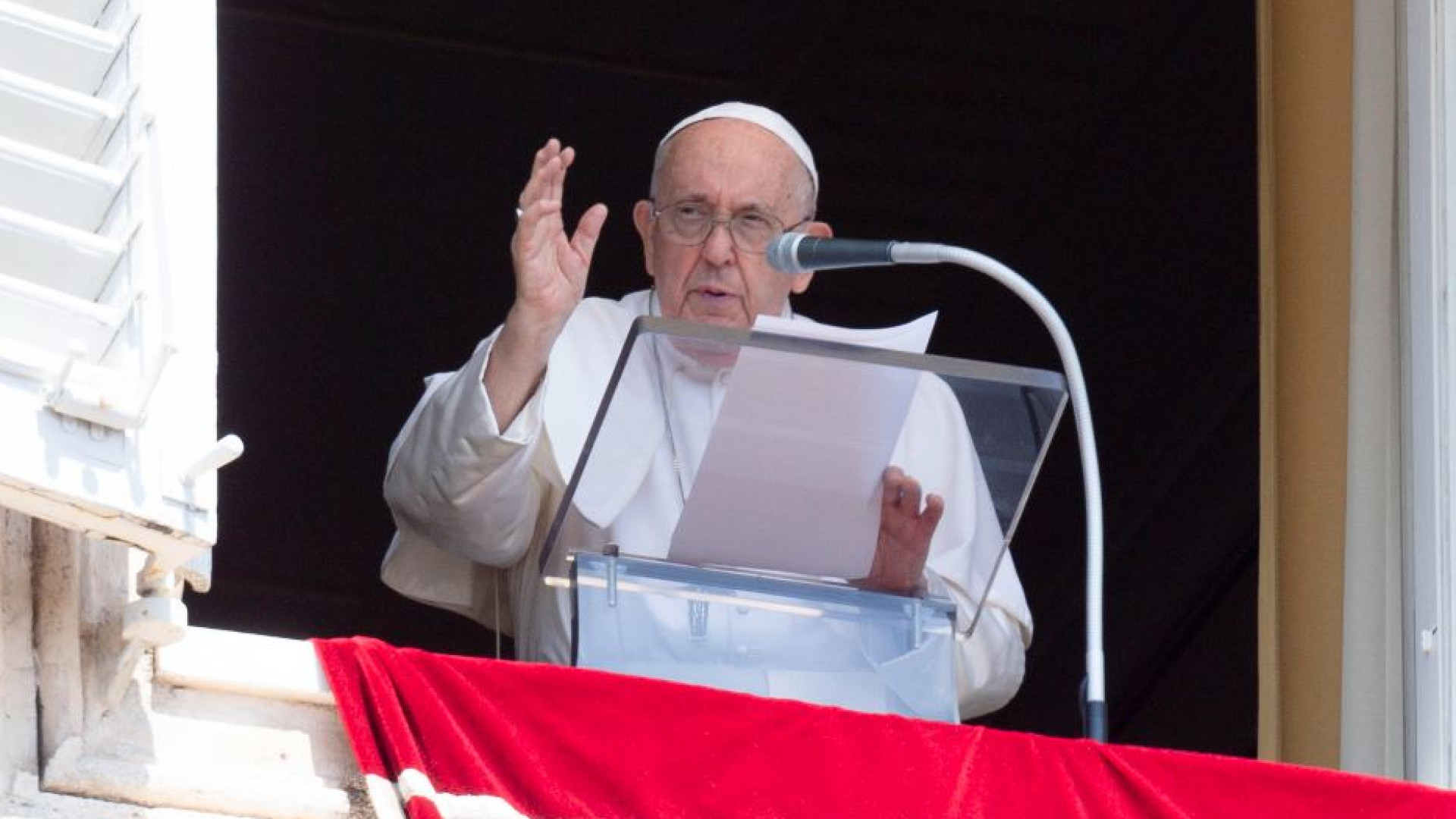 Immagine di Il Papa: il rumore delle armi copre gli sforzi di pace. E loda il volontariato