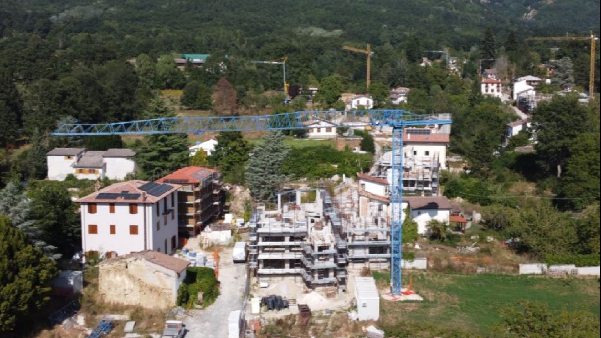Immagine di Amatrice, tra ferite e cantieri aperti prova a rinascere