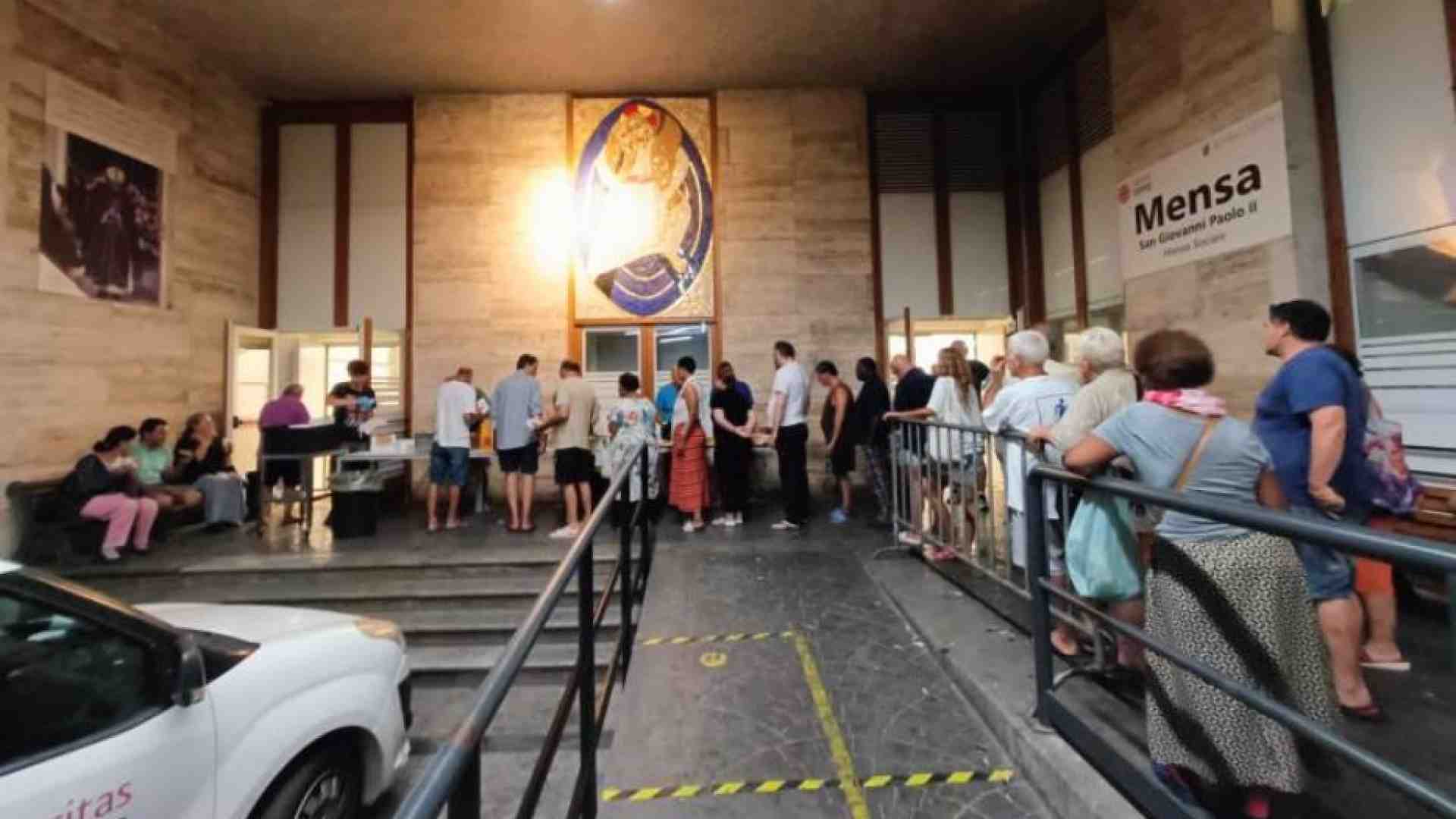 Immagine di Senza dimora e ora pure senza reddito. In fila, a Roma, con i poveri