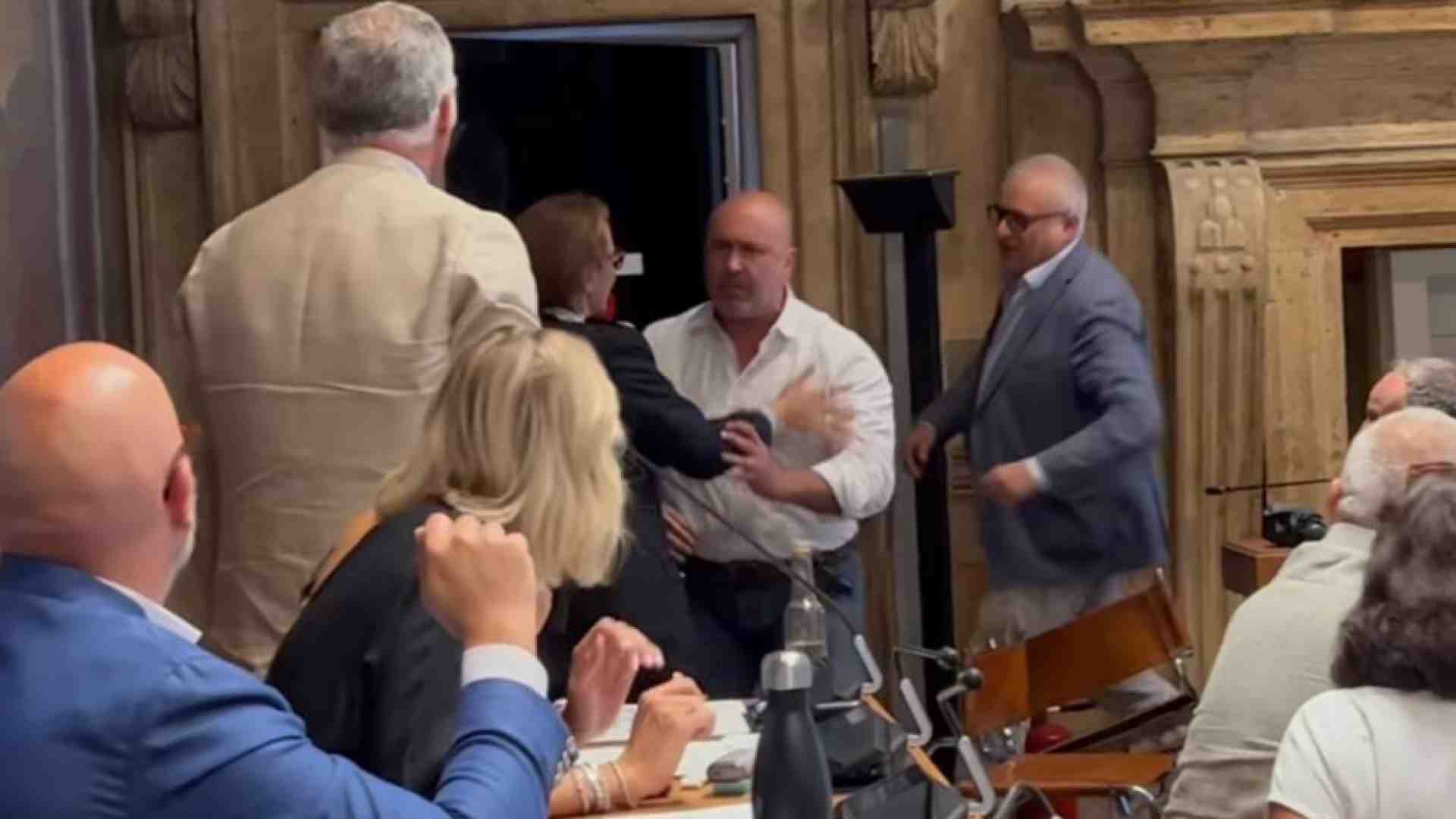 Immagine di Rissa sfiorata in consiglio comunale. Il sindaco scortato fuori dall'aula