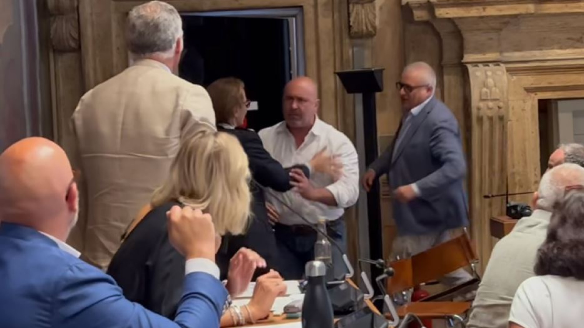 Immagine di Rissa sfiorata in consiglio comunale. Il sindaco scortato fuori dall'aula