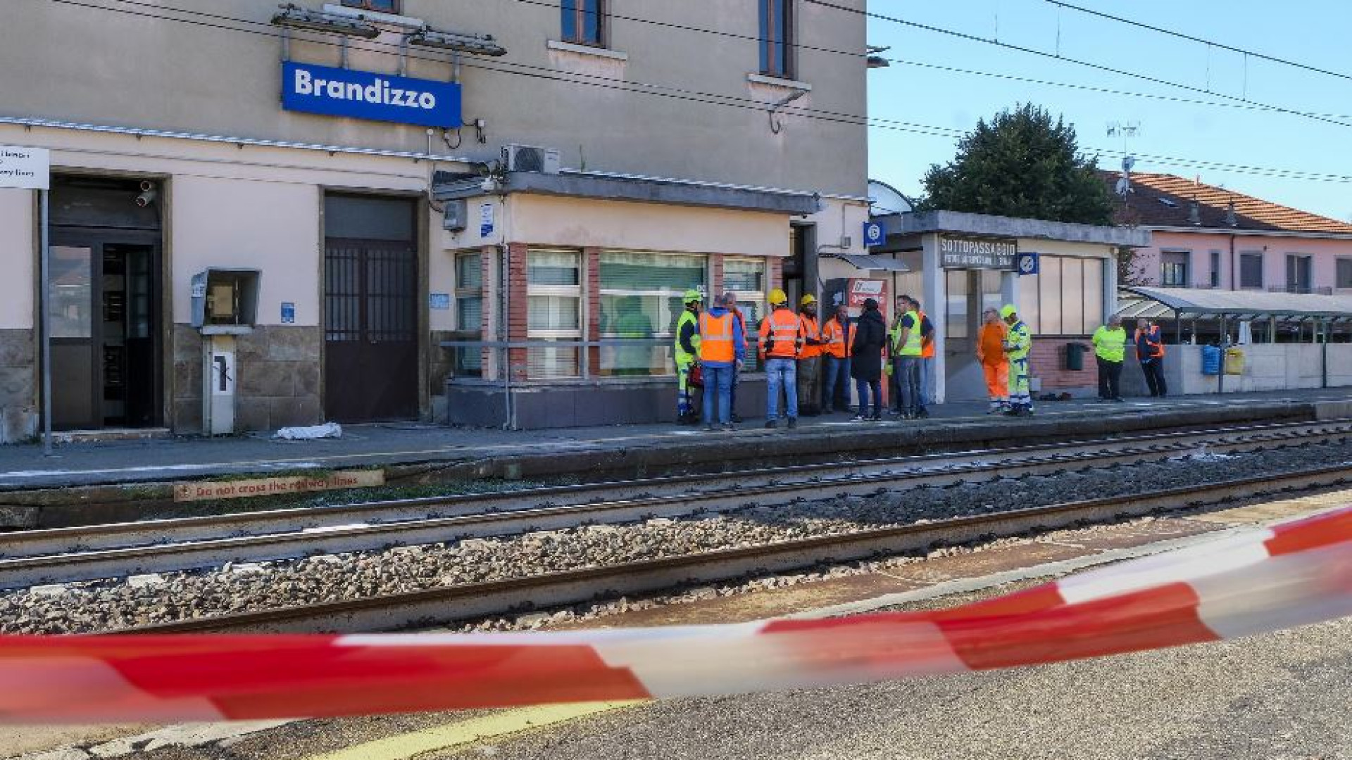 Immagine di Treno investe operai al lavoro sui binari: cinque morti. E Mattarella accorre