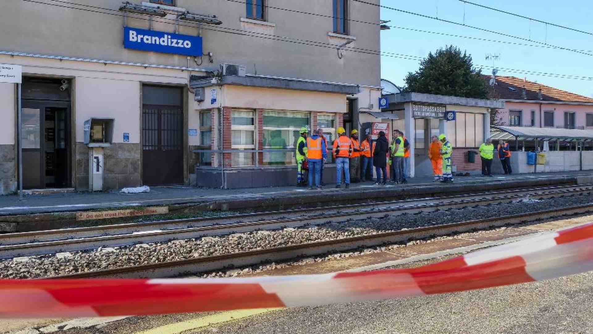 Immagine di Treno investe operai al lavoro sui binari: cinque morti. E Mattarella accorre