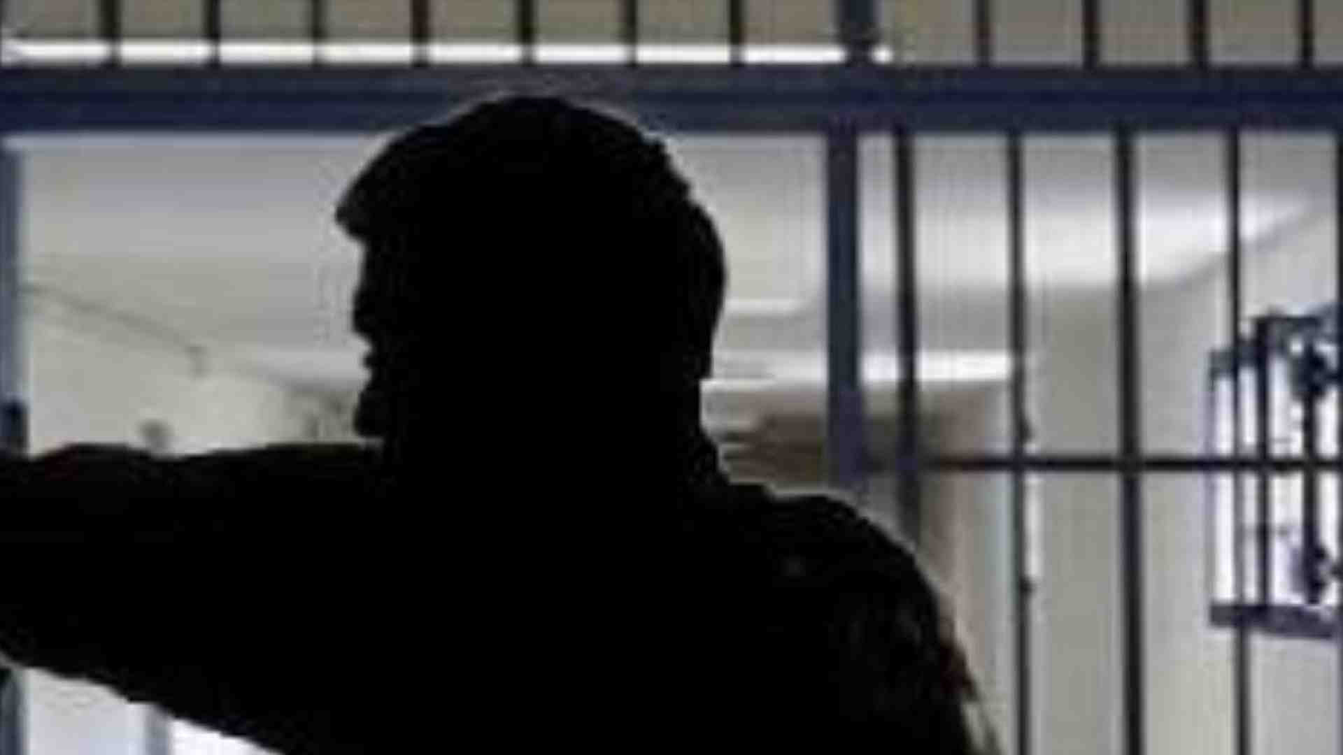 Immagine di A 14 anni sterminò la famiglia: 18enne condannato all'ergastolo