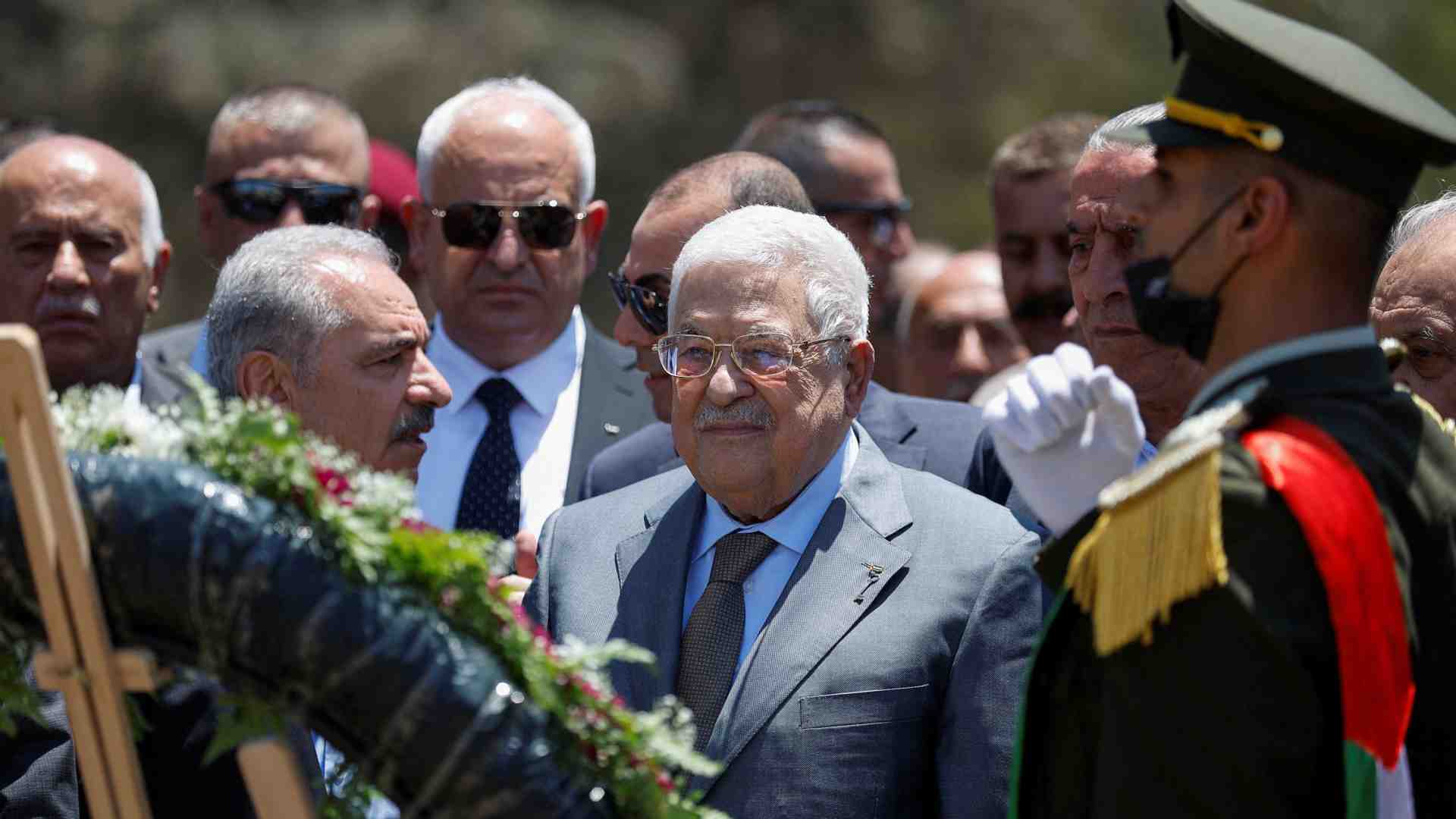 Immagine di Abu Mazen: «Hitler uccise gli ebrei perché usurai». Parigi revoca la medaglia