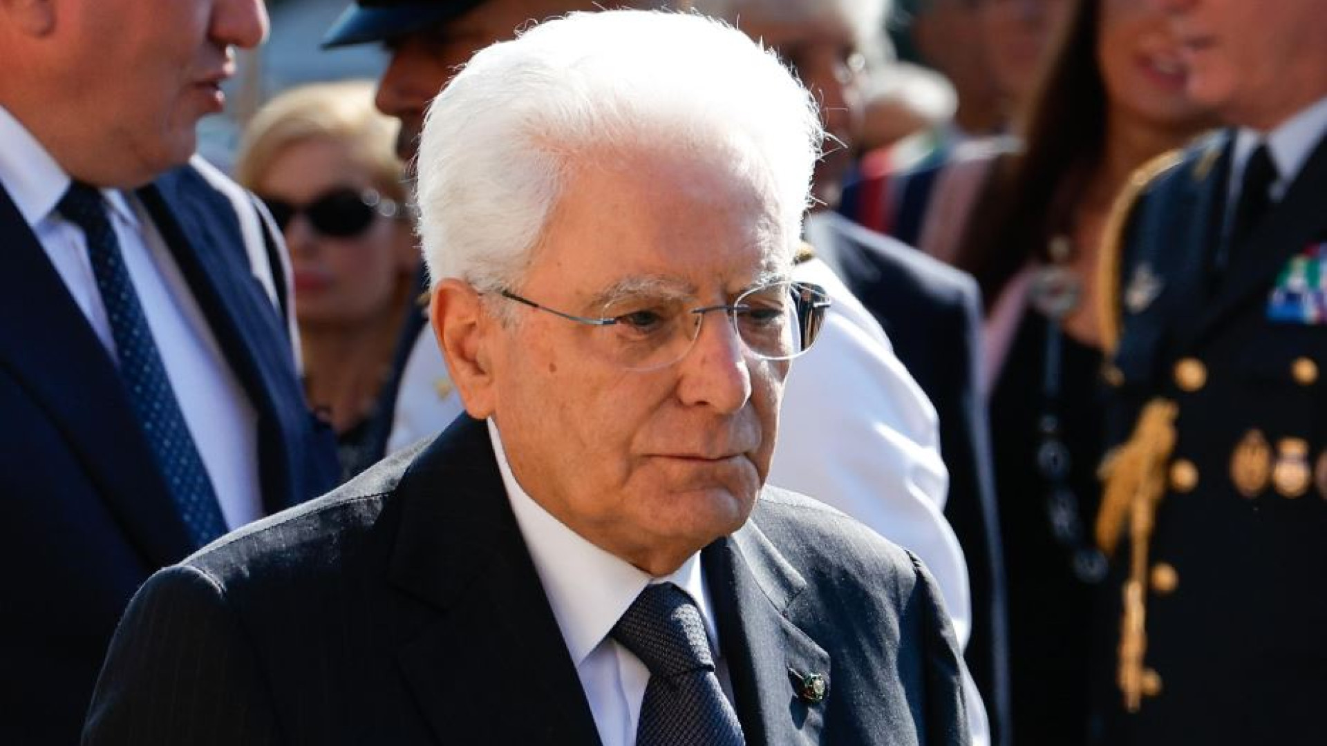 Immagine di Mattarella: la violenza sulle donne è barbarie sociale. E sprona le Camere