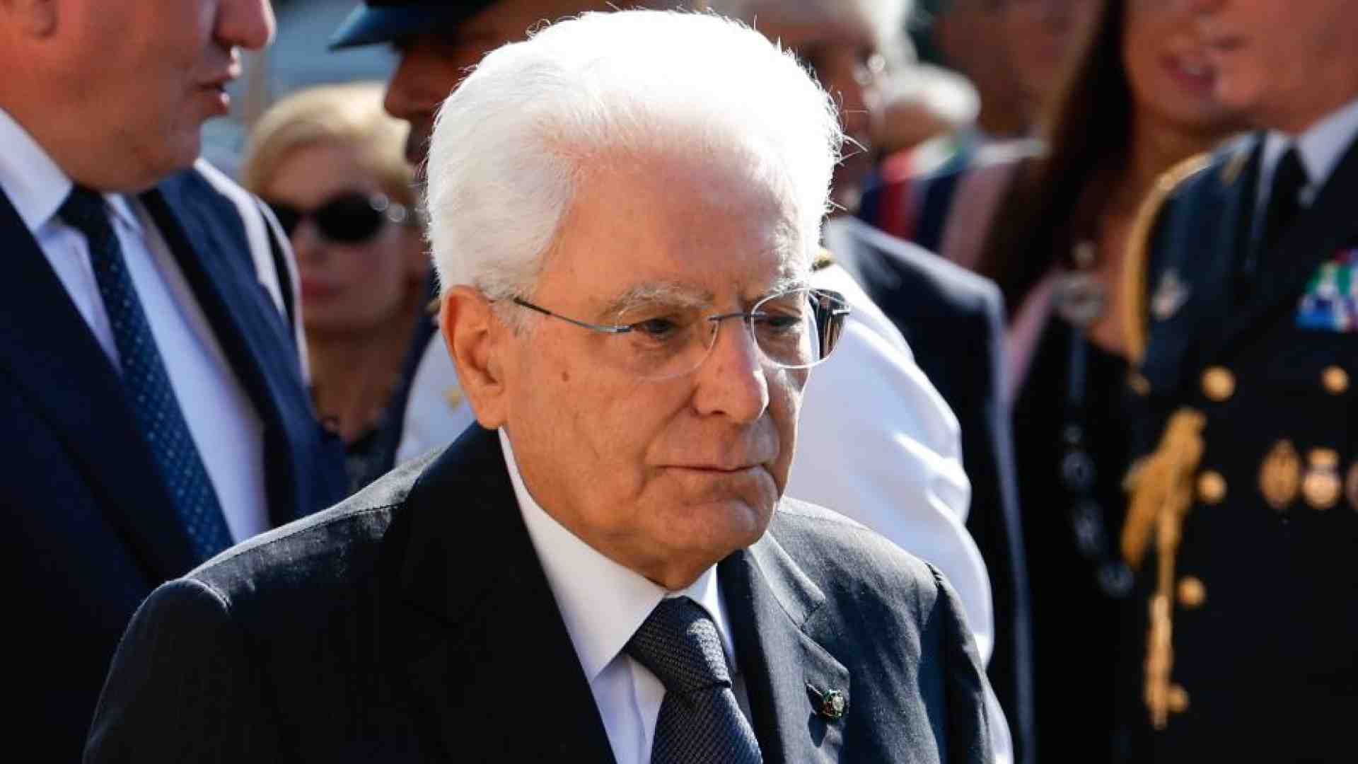 Immagine di Mattarella: la violenza sulle donne è barbarie sociale. E sprona le Camere