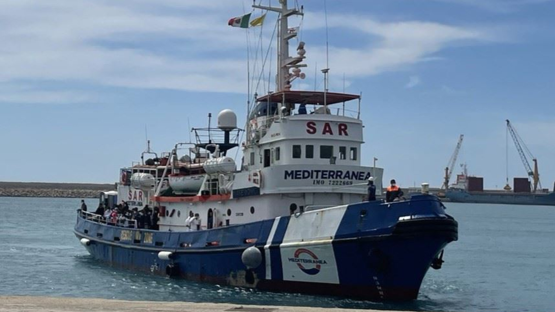 Immagine di La "Mare Jonio" può navigare, ma per le autorità «non deve poter salvare»
