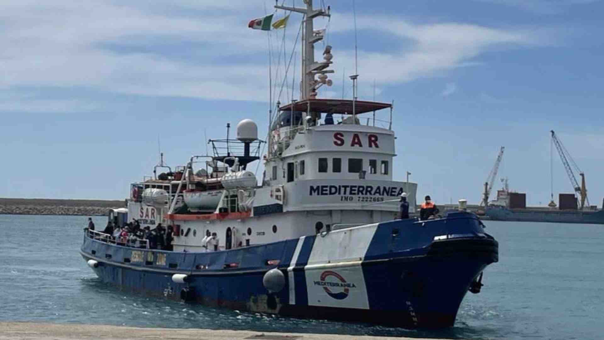Immagine di La "Mare Jonio" può navigare, ma per le autorità «non deve poter salvare»