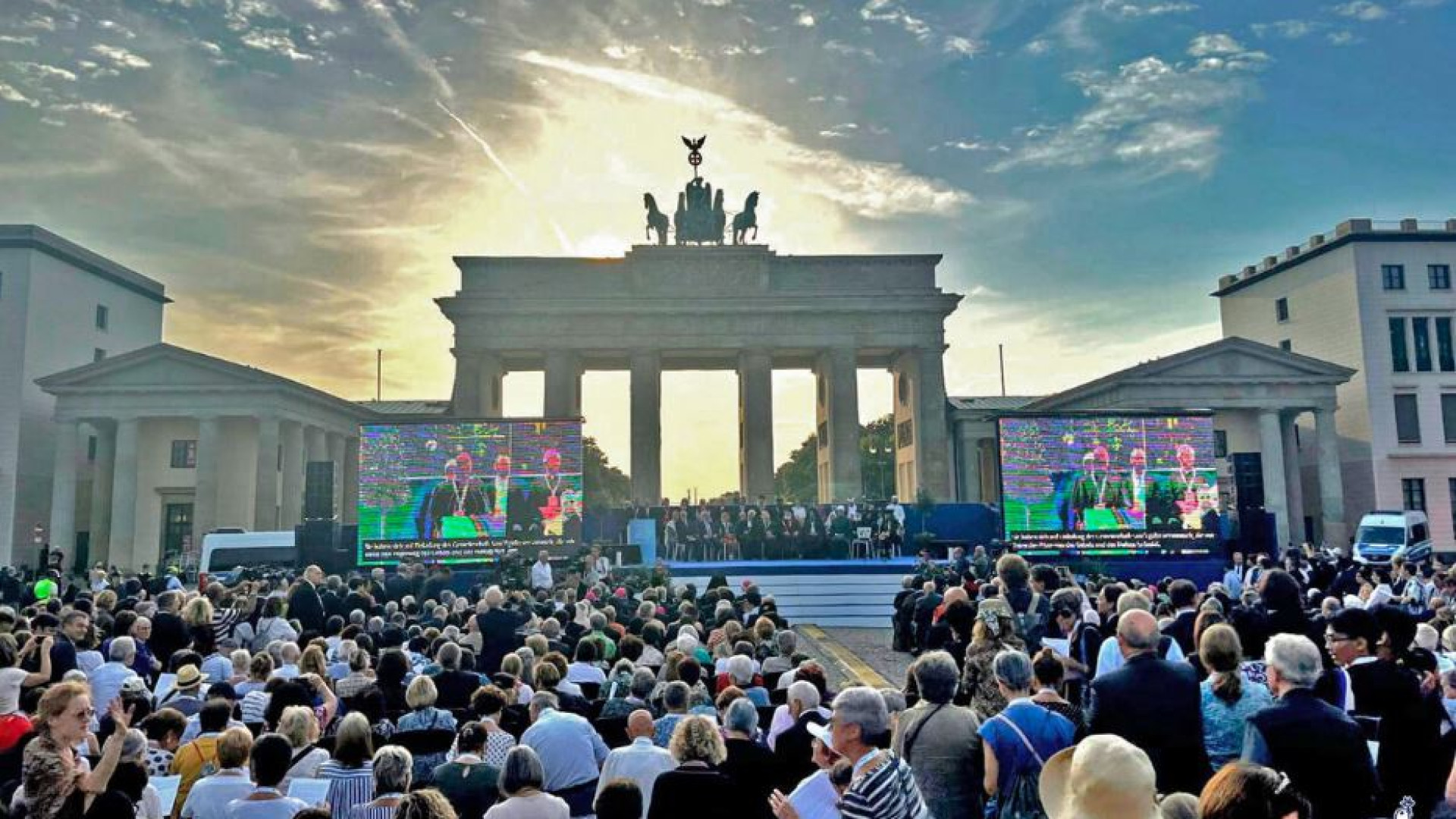 Immagine di Berlino invoca "l'audacia della pace". Il Papa: guerra madre di povertà