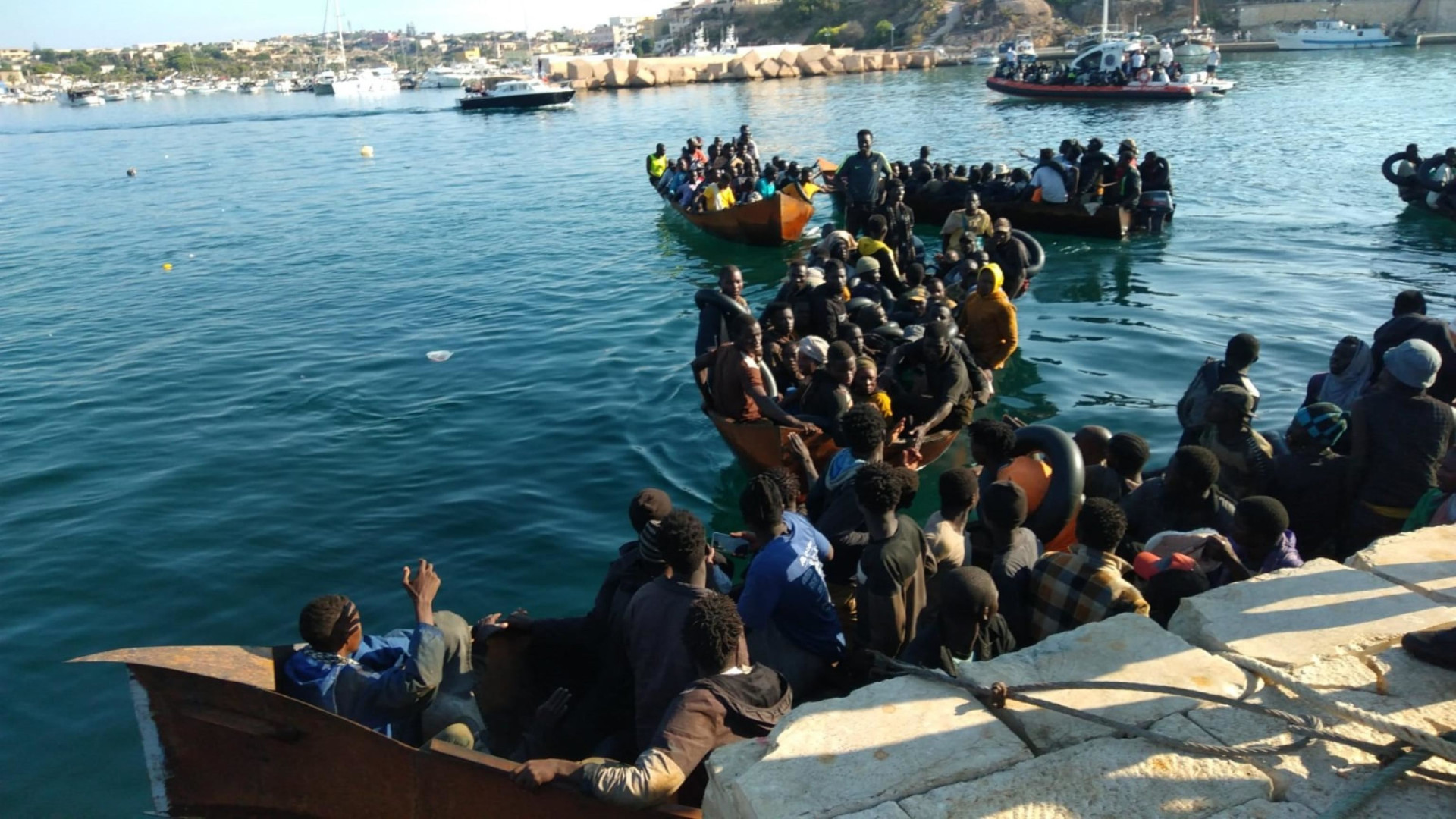 Immagine di Record di sbarchi, il sindaco: non reggiamo l'urto
