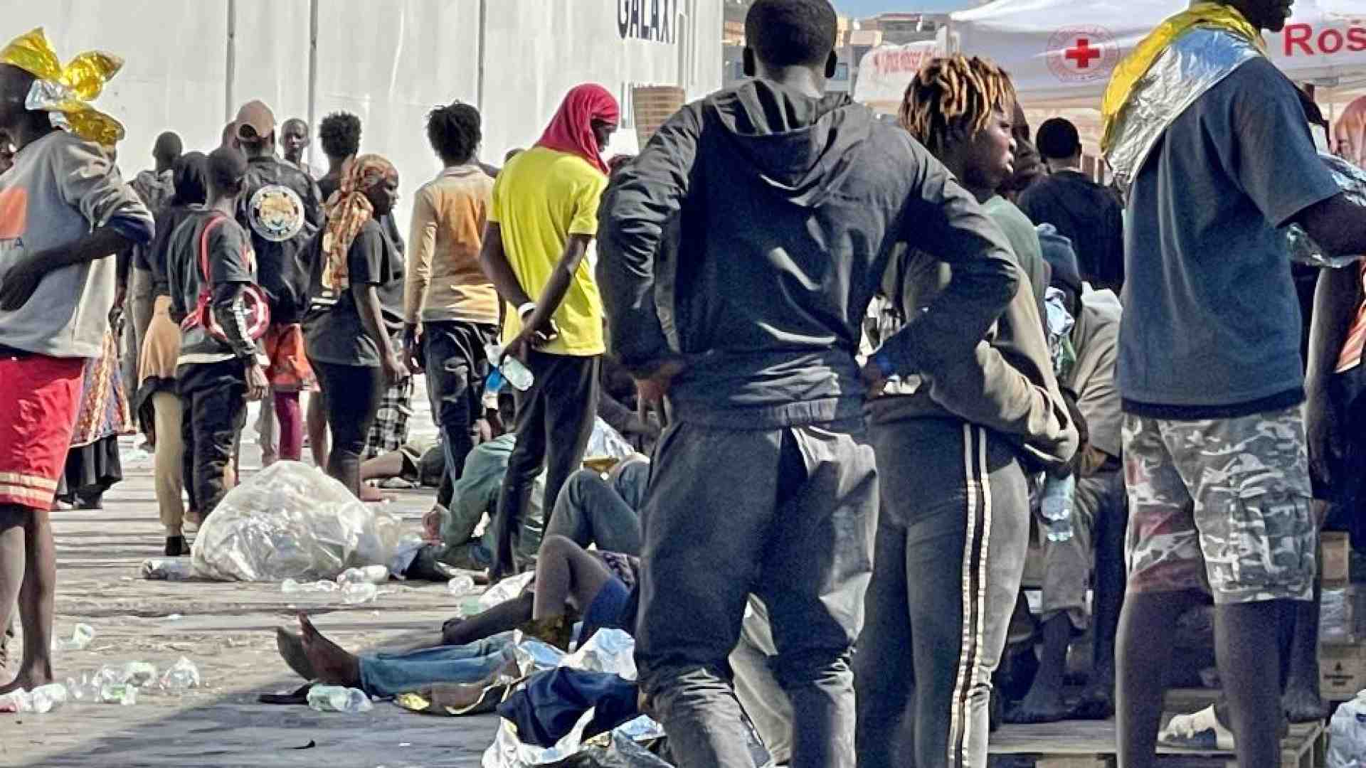 Immagine di A Lampedusa «un'apocalisse». Iniziati i trasferimenti