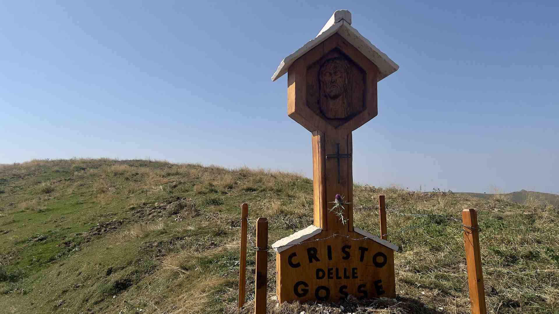 Immagine di Sul sentiero delle Gosse una stele che ci esorta alla preghiera