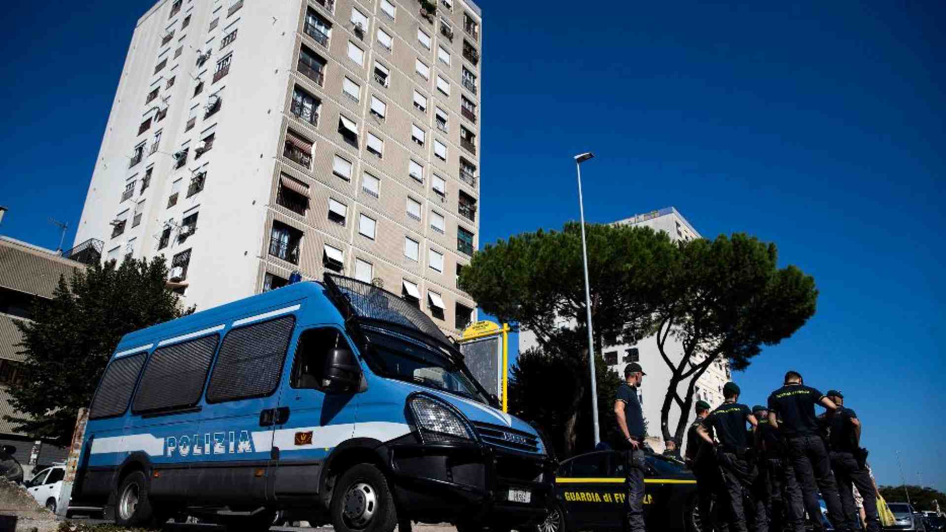 Immagine di Spari in strada a Tor Bella Monaca, morto un uomo