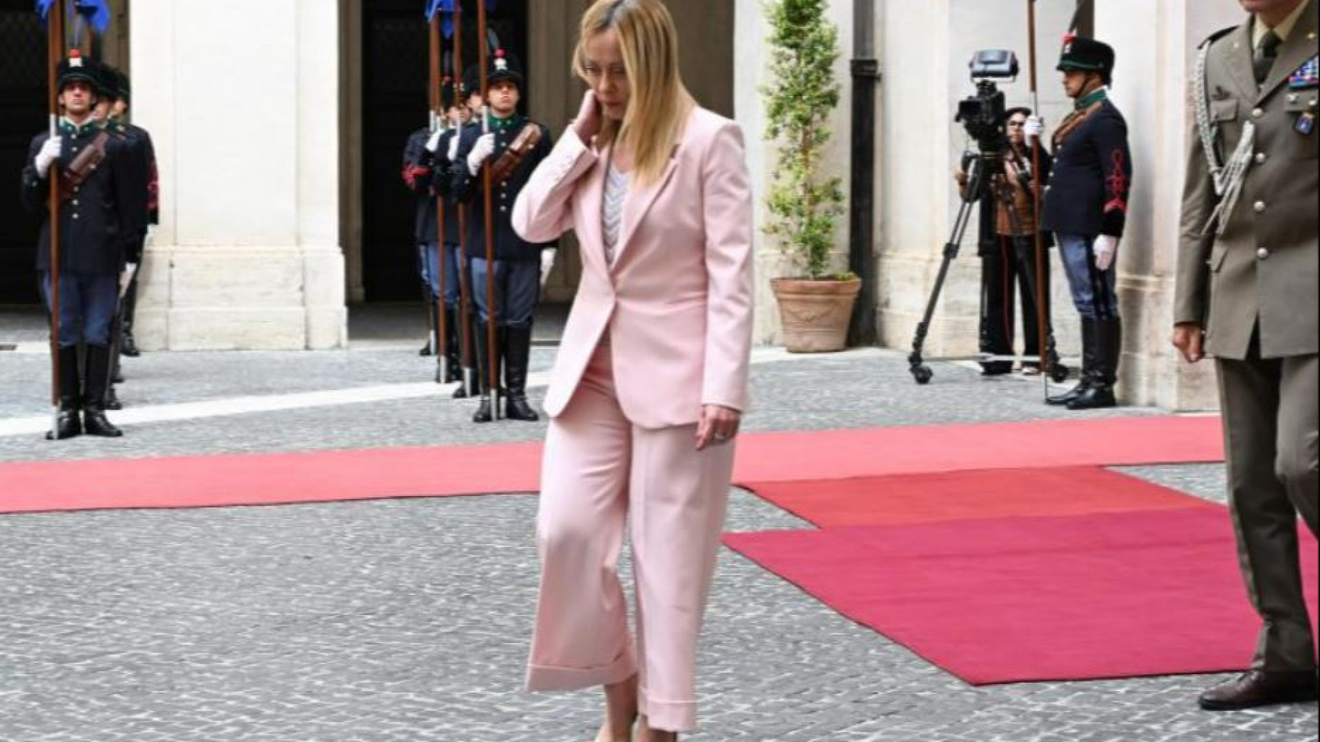 Immagine di Meloni insiste: «Fermare i migranti». E Salvini: c’è una regia, è una guerra