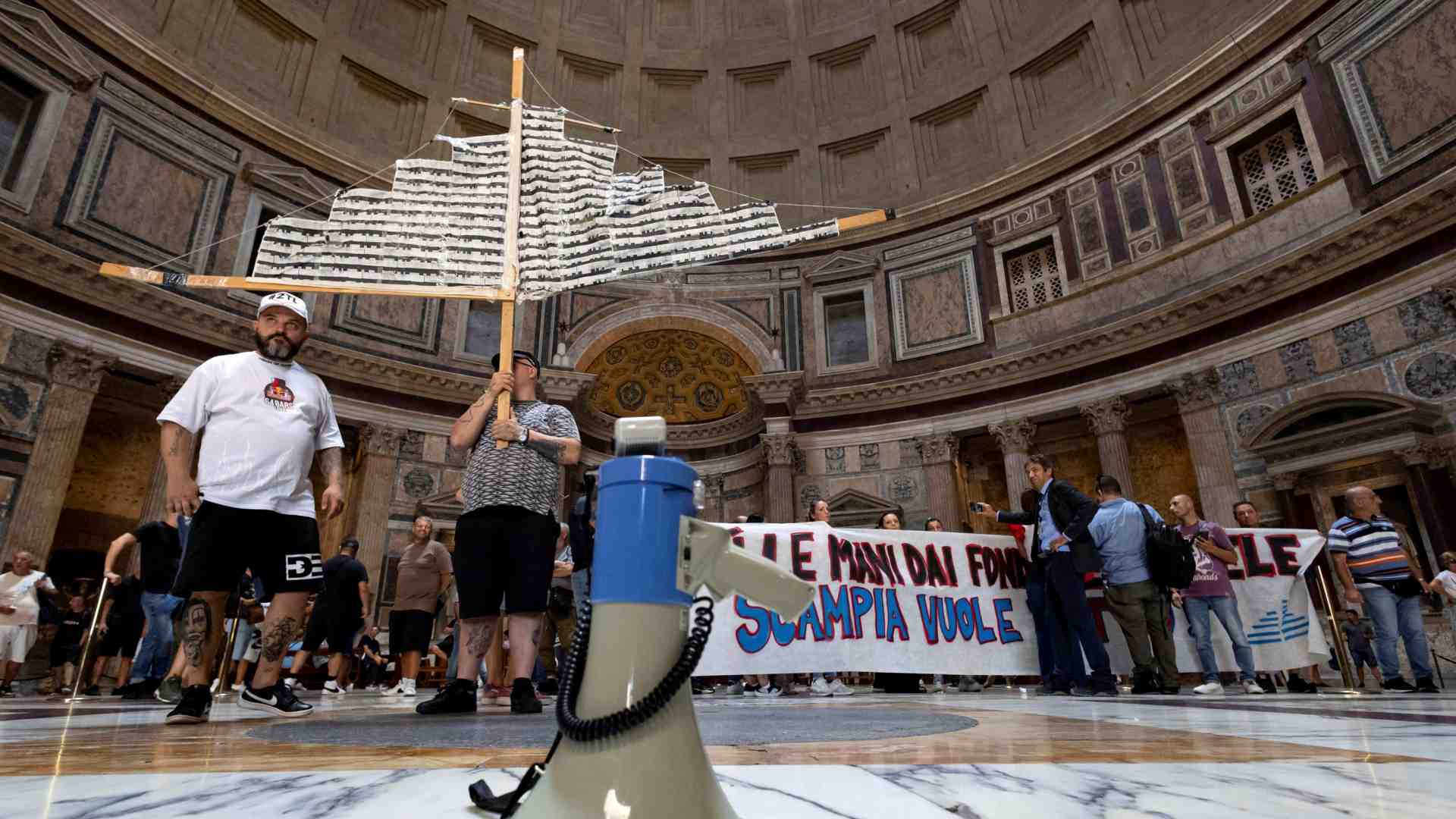 Immagine di Il comitato Vele Scampia occupa il Pantheon a Roma per i tagli ai fondi