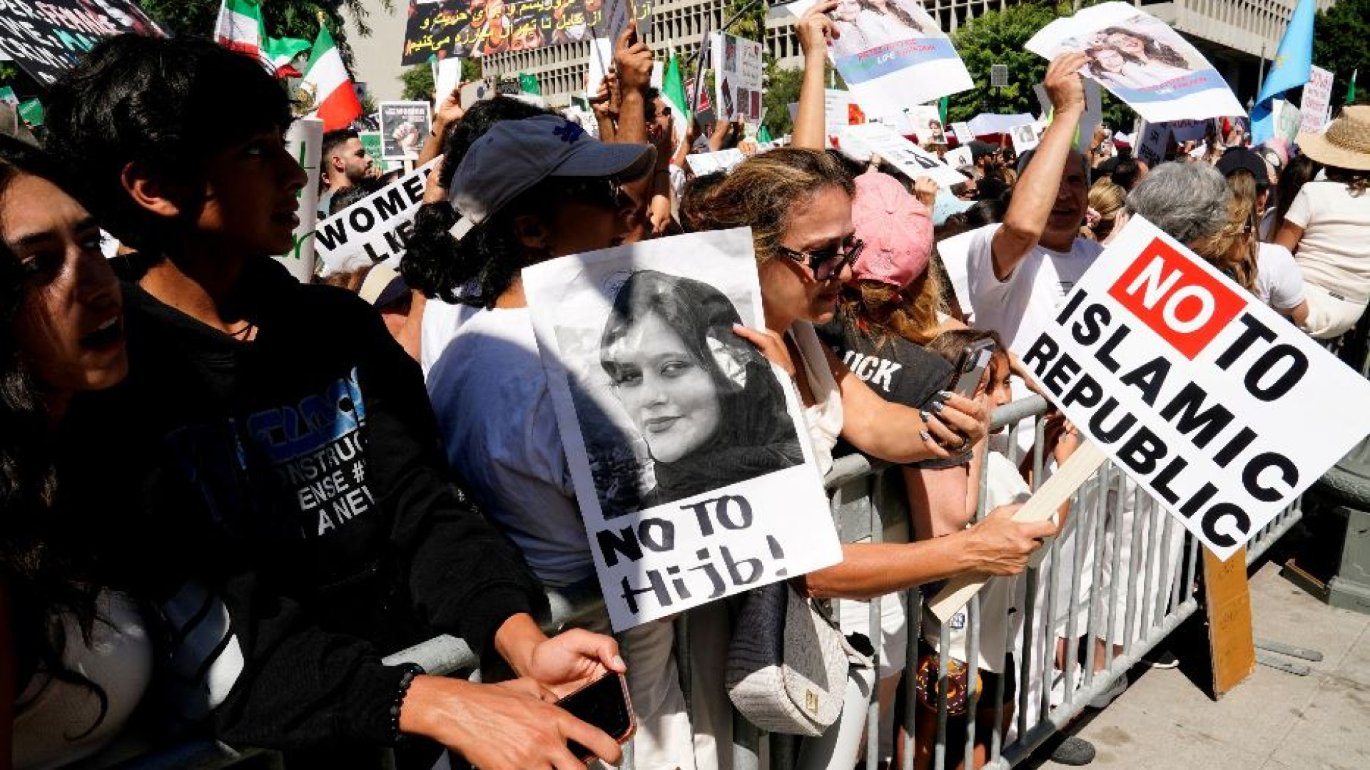 Immagine di L'Iran e le proteste: il sacrificio dei giovani e la vergogna dell'Occidente