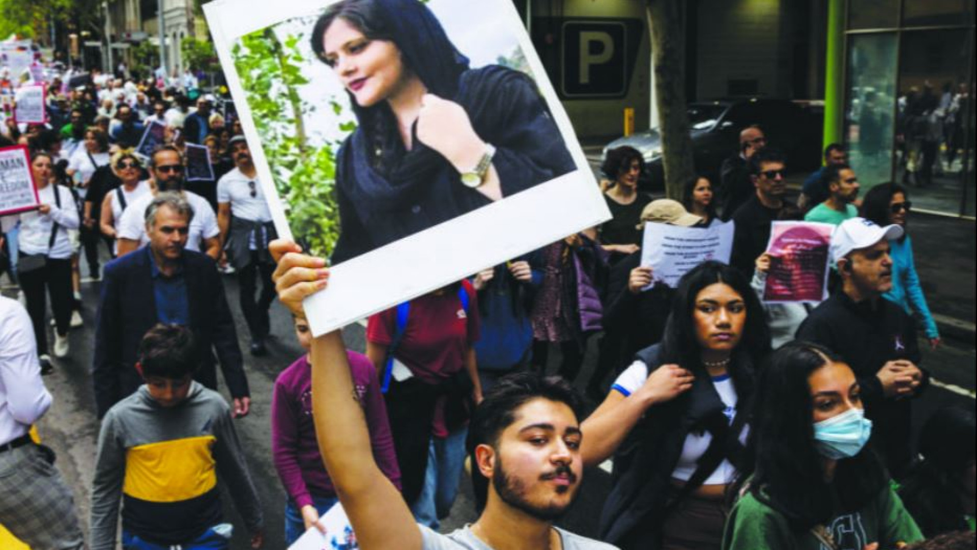 Immagine di Un anno dopo Mahsa, l'Iran non smette di urlare: «Donna, vita e libertà»