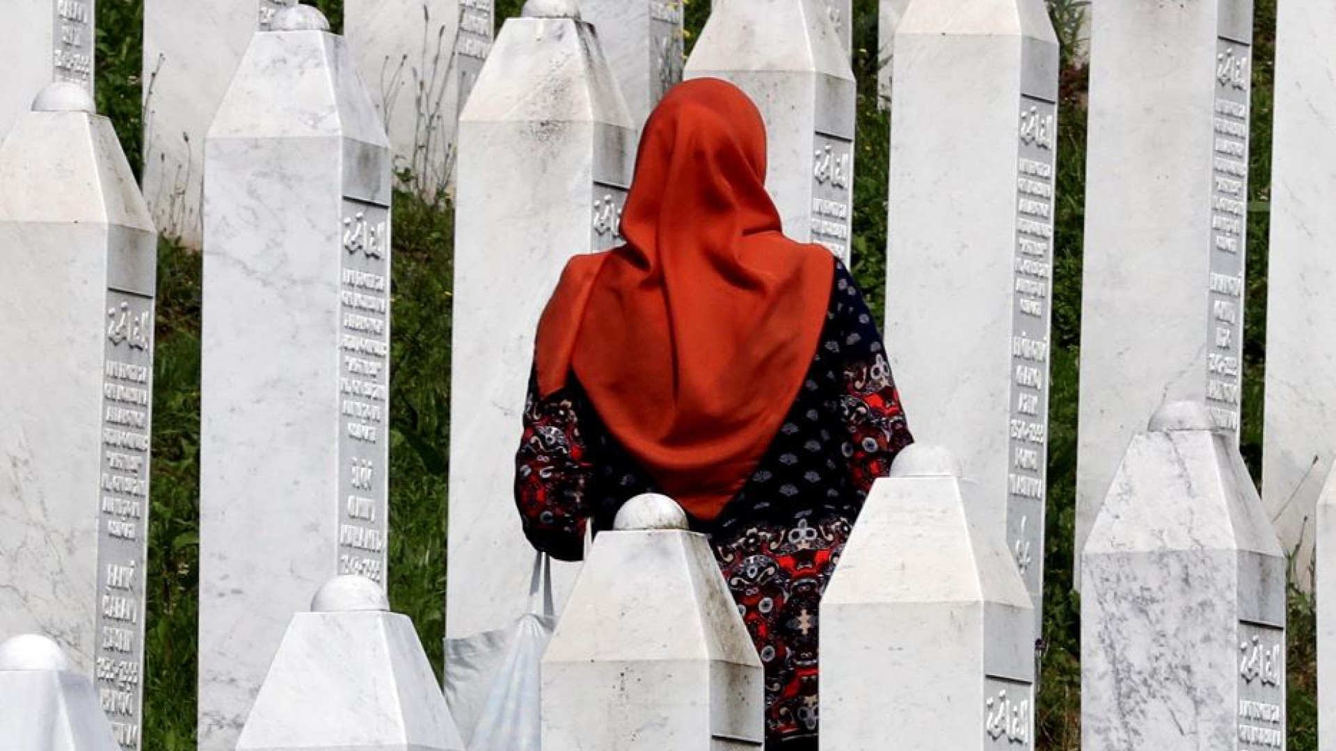 Immagine di Ex casco blu olandese al Memoriale di Srebrenica per trovare il «perdono»