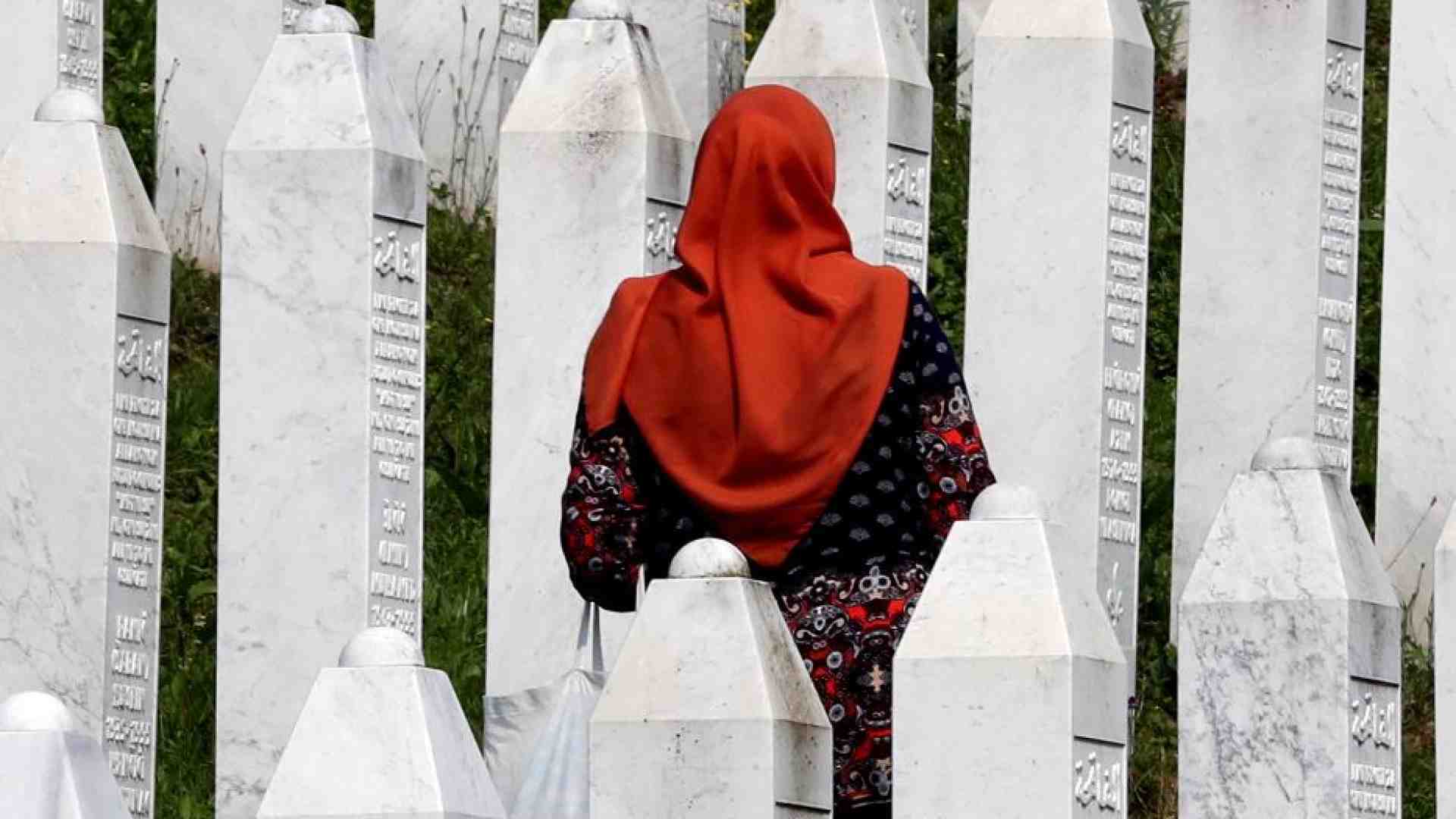 Immagine di Ex casco blu olandese al Memoriale di Srebrenica per trovare il «perdono»