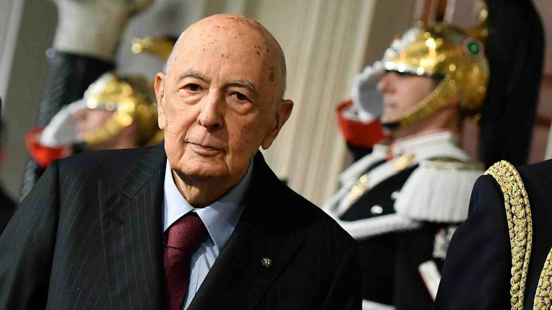 Immagine di Ore di ansia per Napolitano. Il Papa: «Un servitore della Patria»
