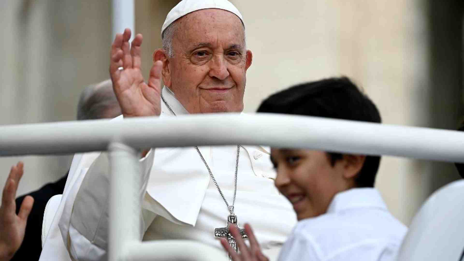 Immagine di Il Papa: l'Africa non è un suolo da saccheggiare. «Tacciano le armi»