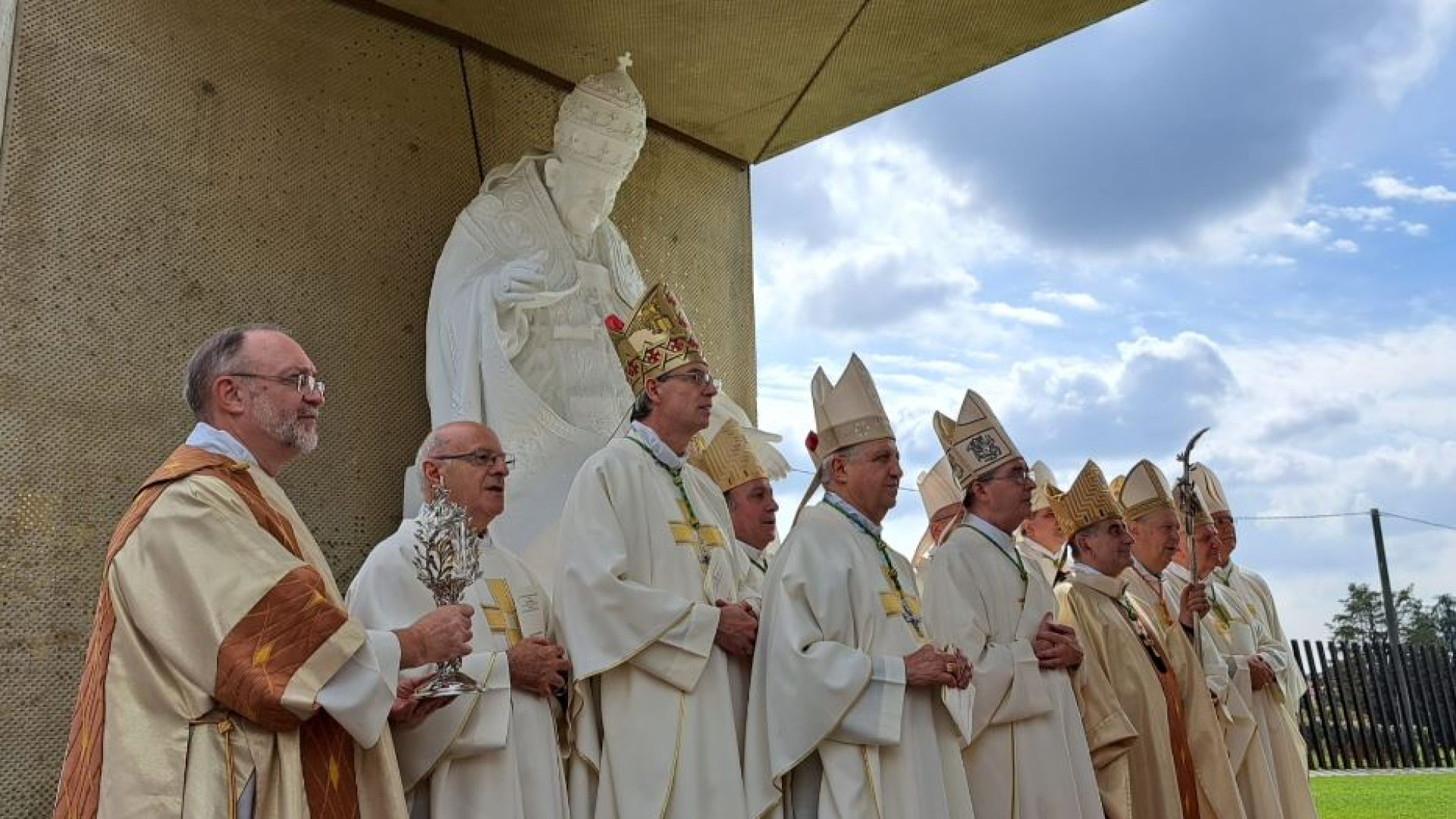 Immagine di Delpini con i vescovi lombardi: Roncalli e Montini maestri di pace