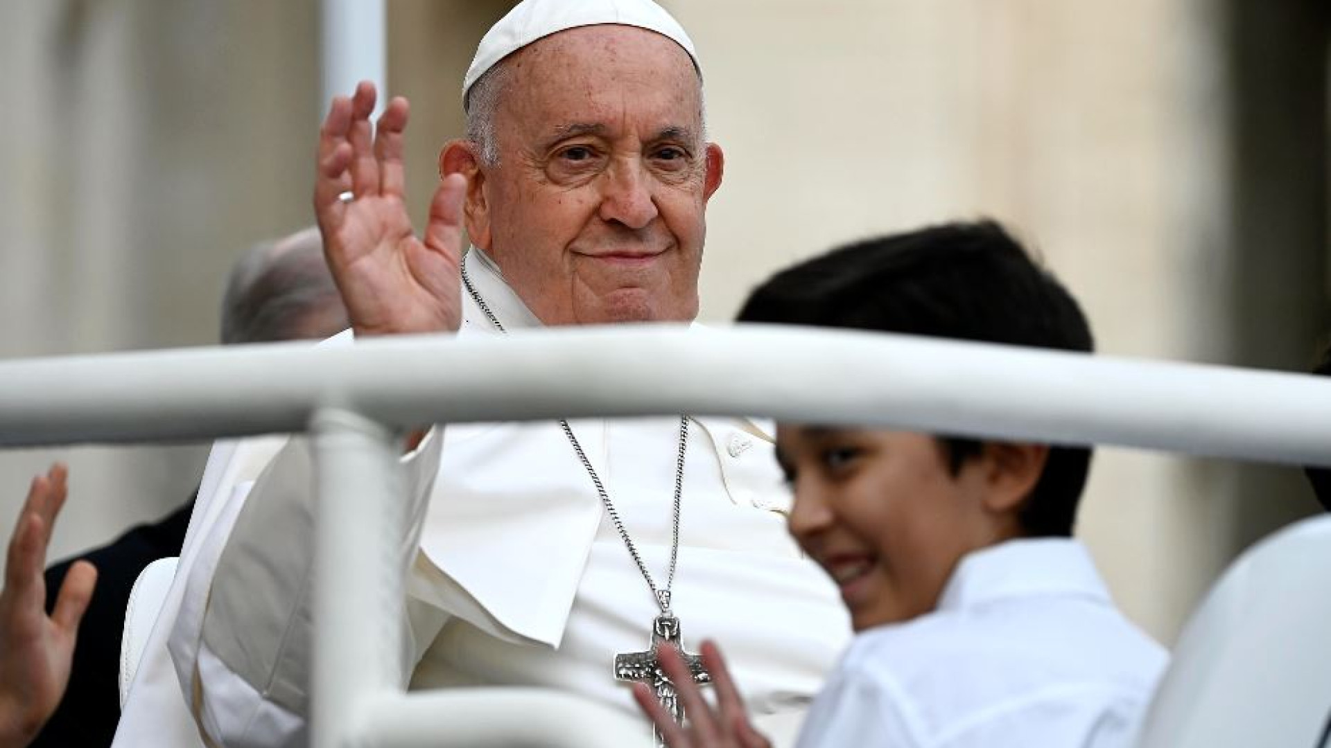 Immagine di Il Papa: l'Africa non è un suolo da saccheggiare. «Tacciano le armi»