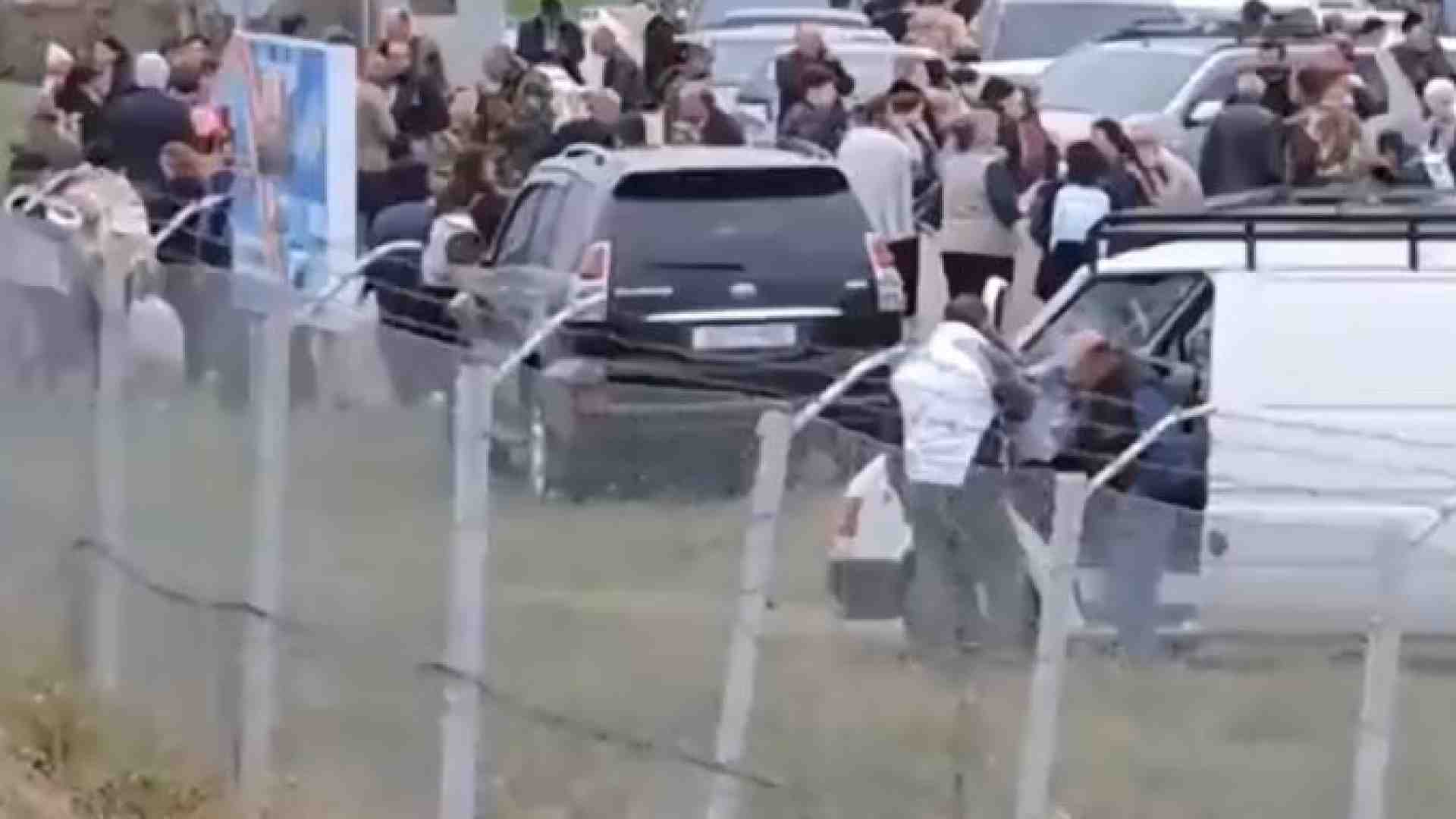 Immagine di Nagorno-Karabakh, migliaia di civili lasciano l’enclave. Si tratta la resa