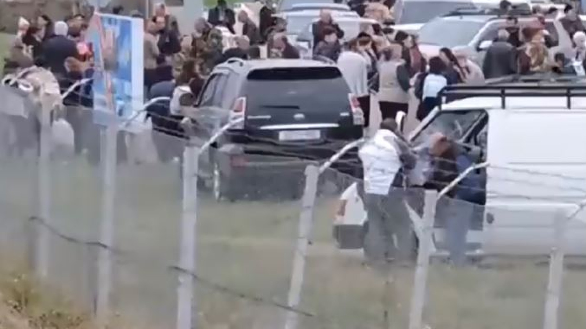 Immagine di Nagorno-Karabakh, migliaia di civili lasciano l’enclave. Si tratta la resa