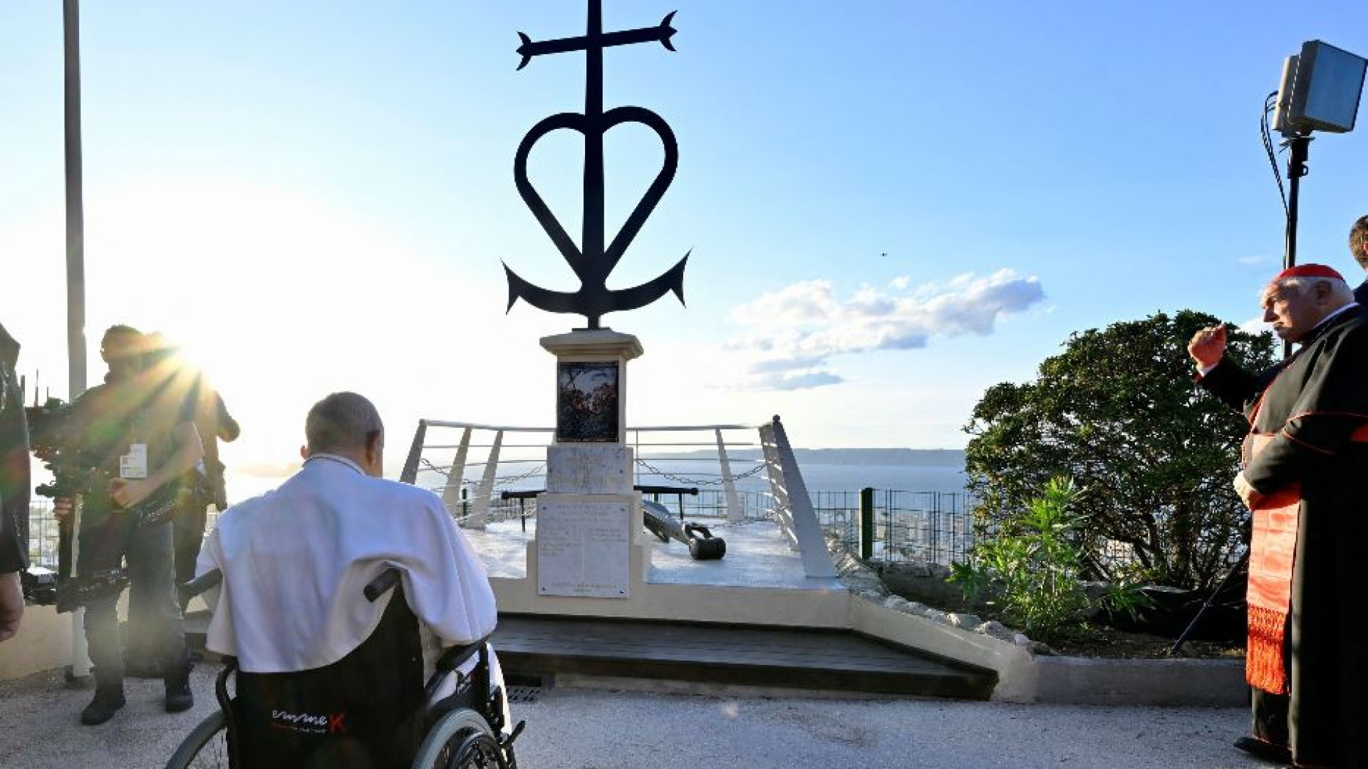 Immagine di Papa Francesco: salviamo i fratelli in mare, no alla paura delle migrazioni