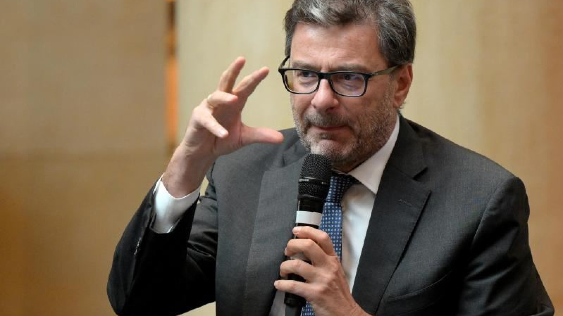 Immagine di Il governo cambia versione. Le banche potranno evitare la tassa