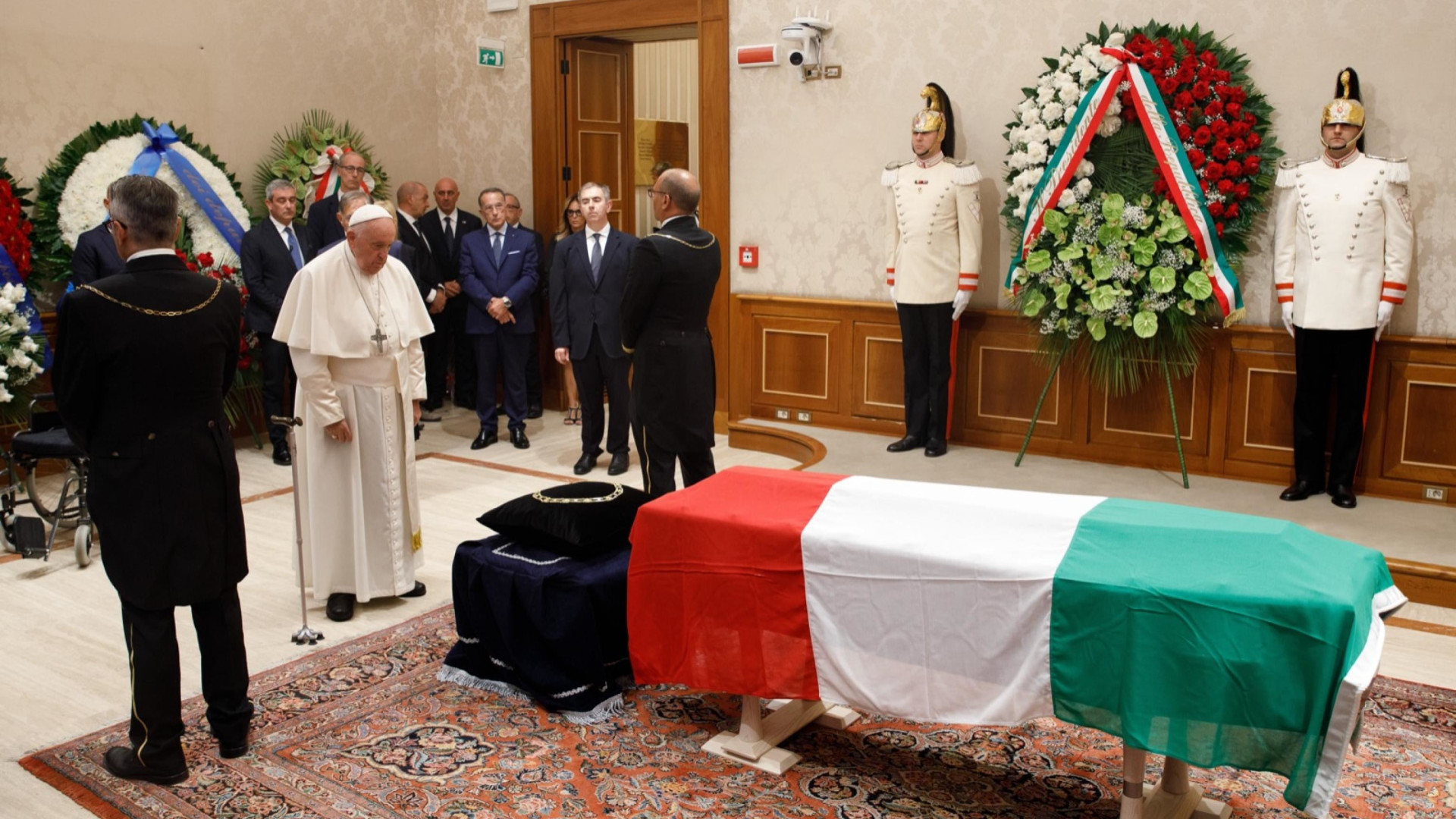 Immagine di Il Papa visita la camera ardente in Senato