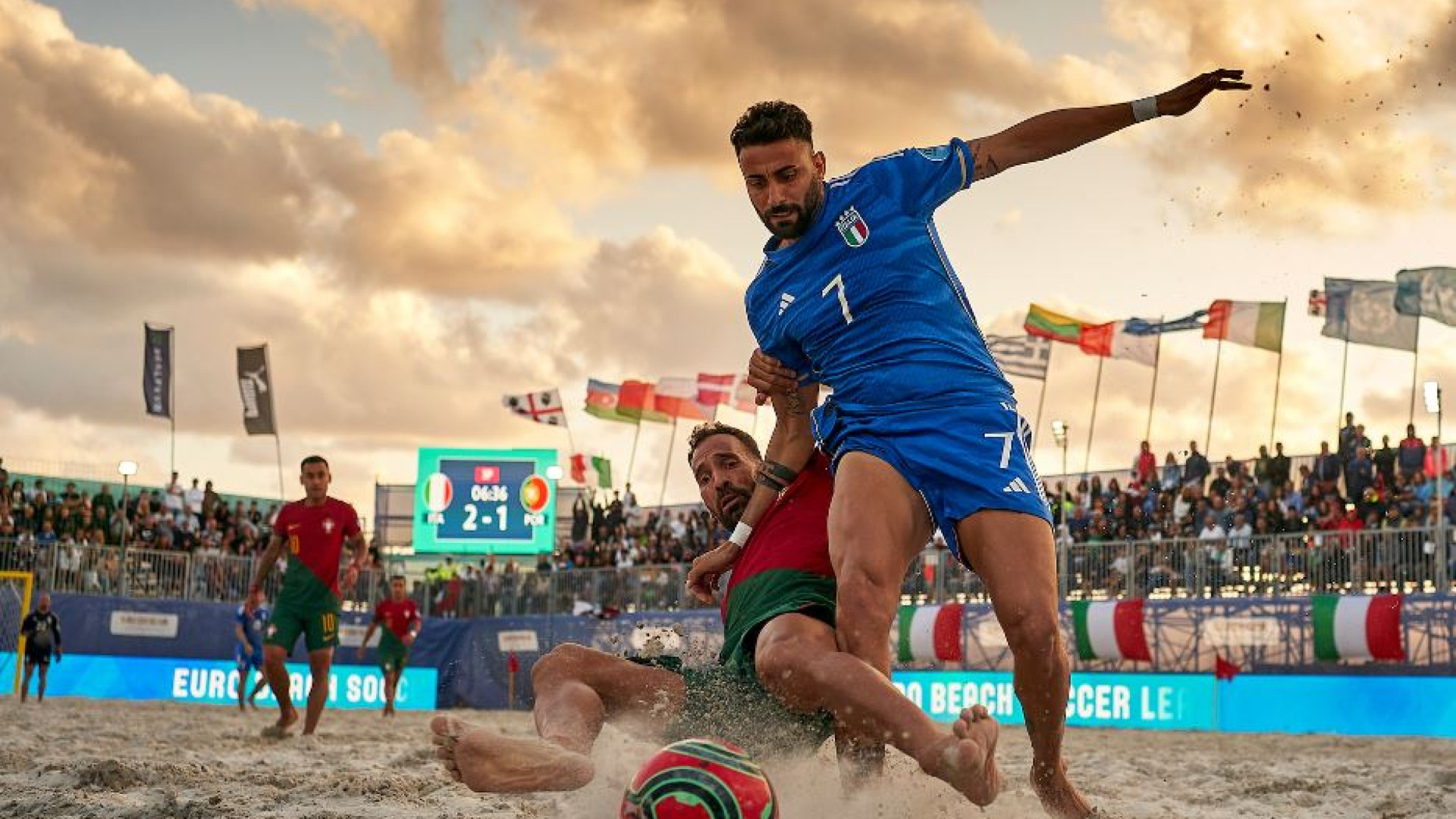 Immagine di Azzurri campioni, il boom del calcio in spiaggia