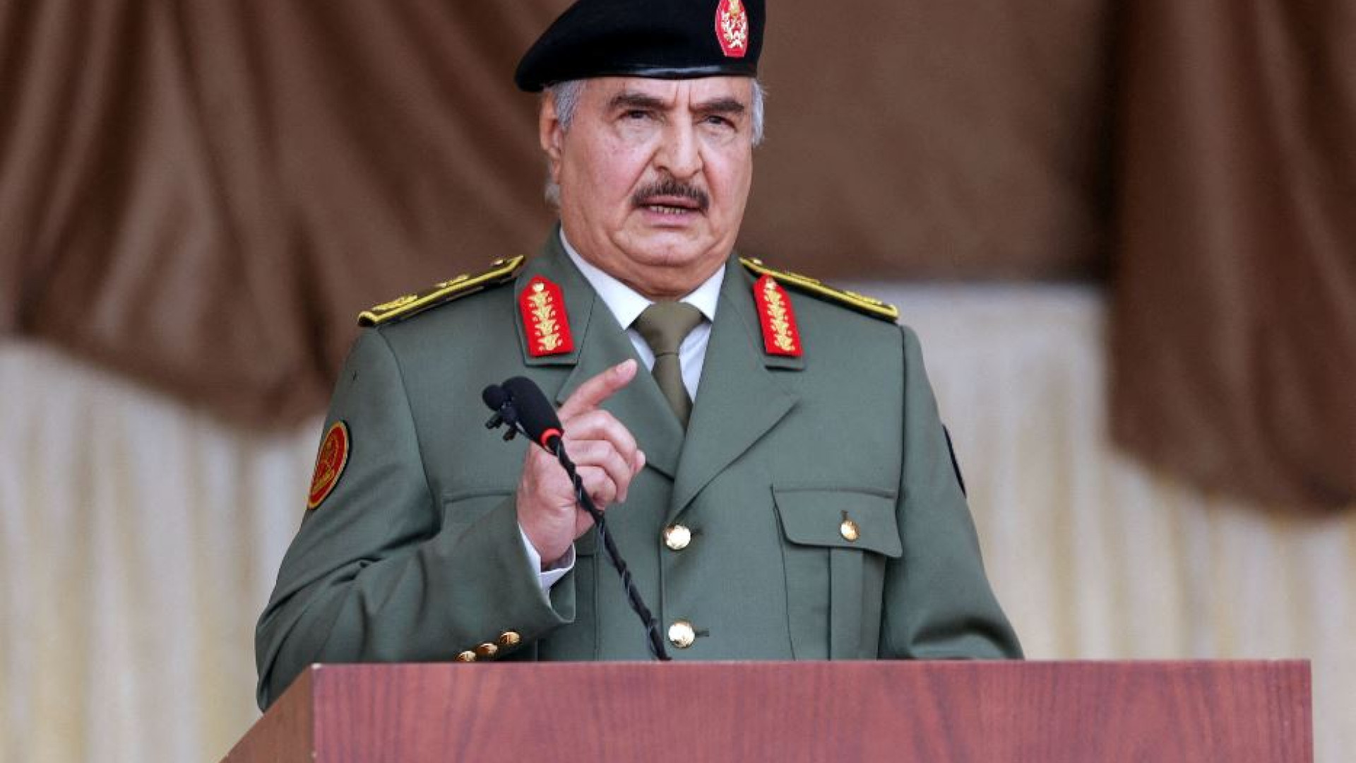Immagine di Haftar da Putin: il Cremlino stringe i tempi