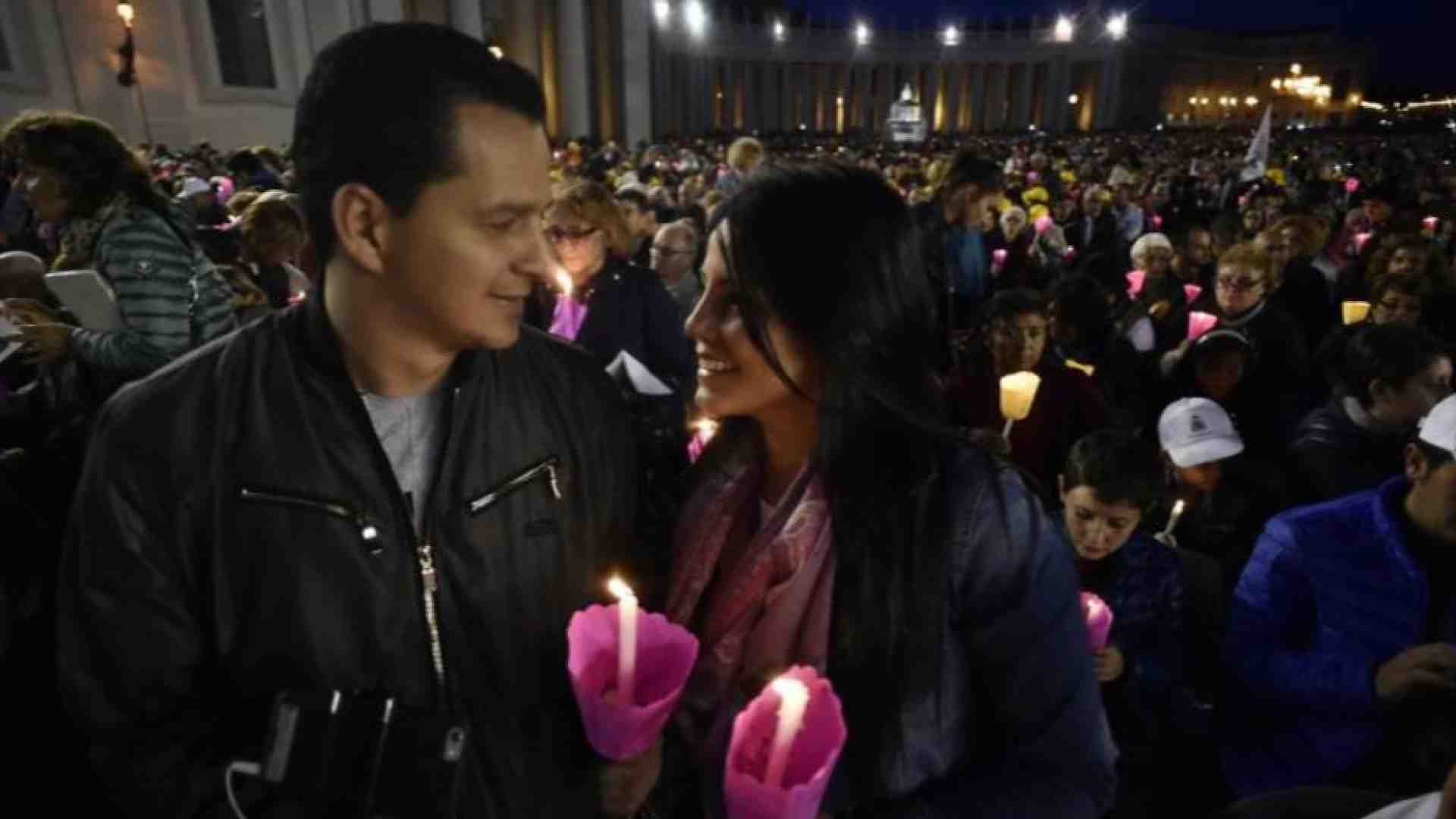 Immagine di I cristiani pregano per il Sinodo, veglia ecumenica in piazza San Pietro