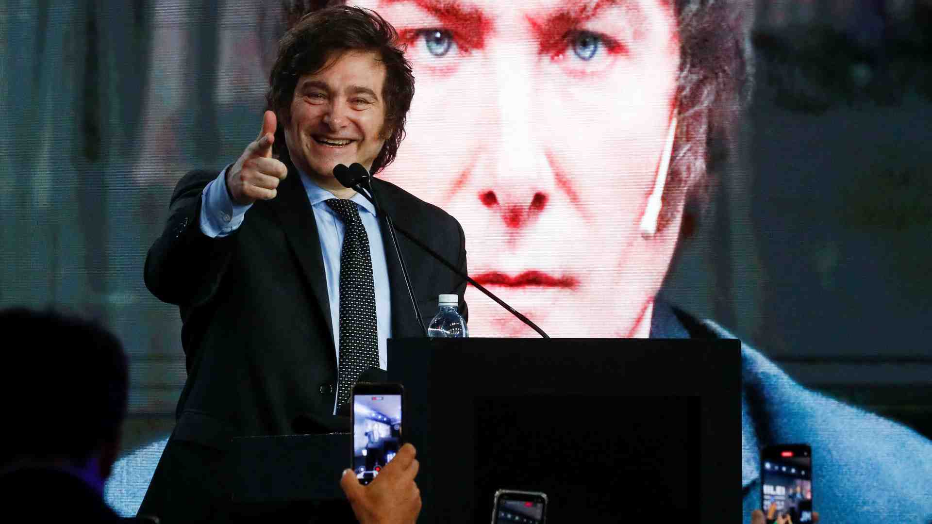 Immagine di L'ultrà della destra Milei vola nei sondaggi. E ora chiede scusa al Papa