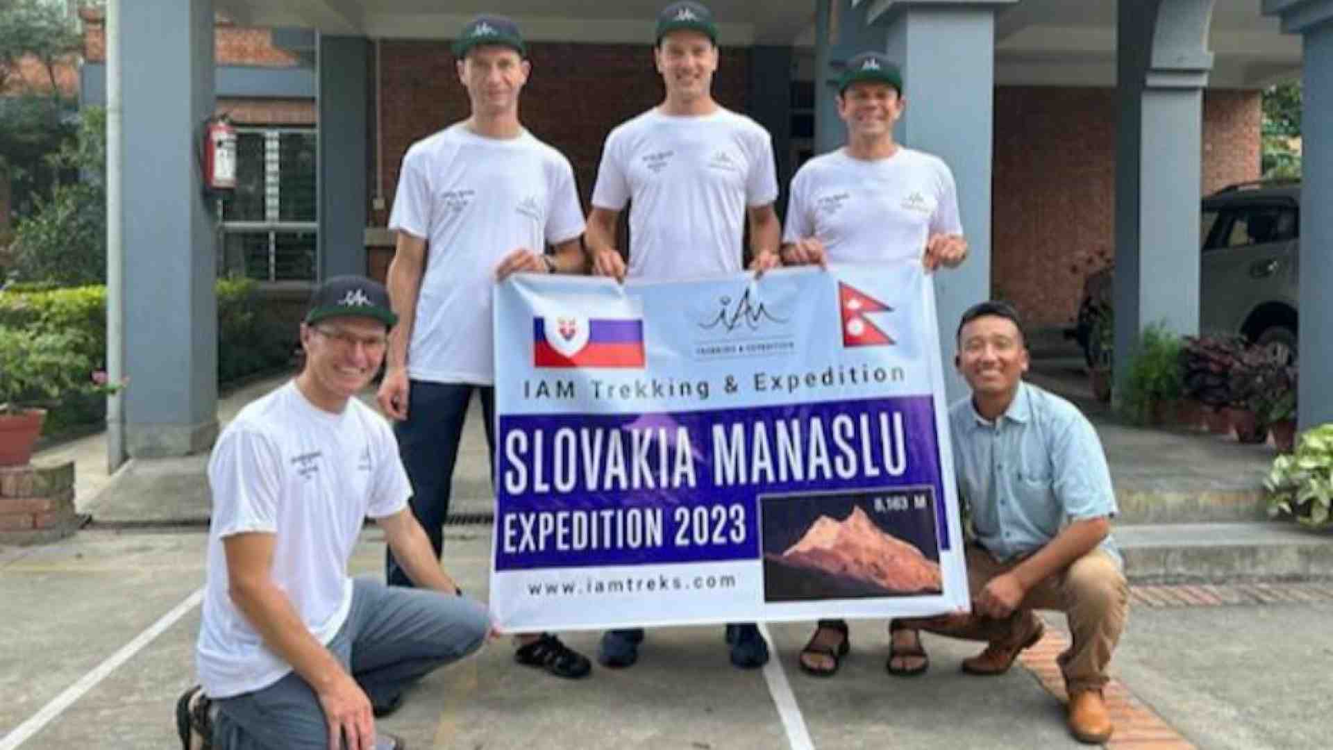 Immagine di Due sacerdoti per la prima volta in cima a un ottomila