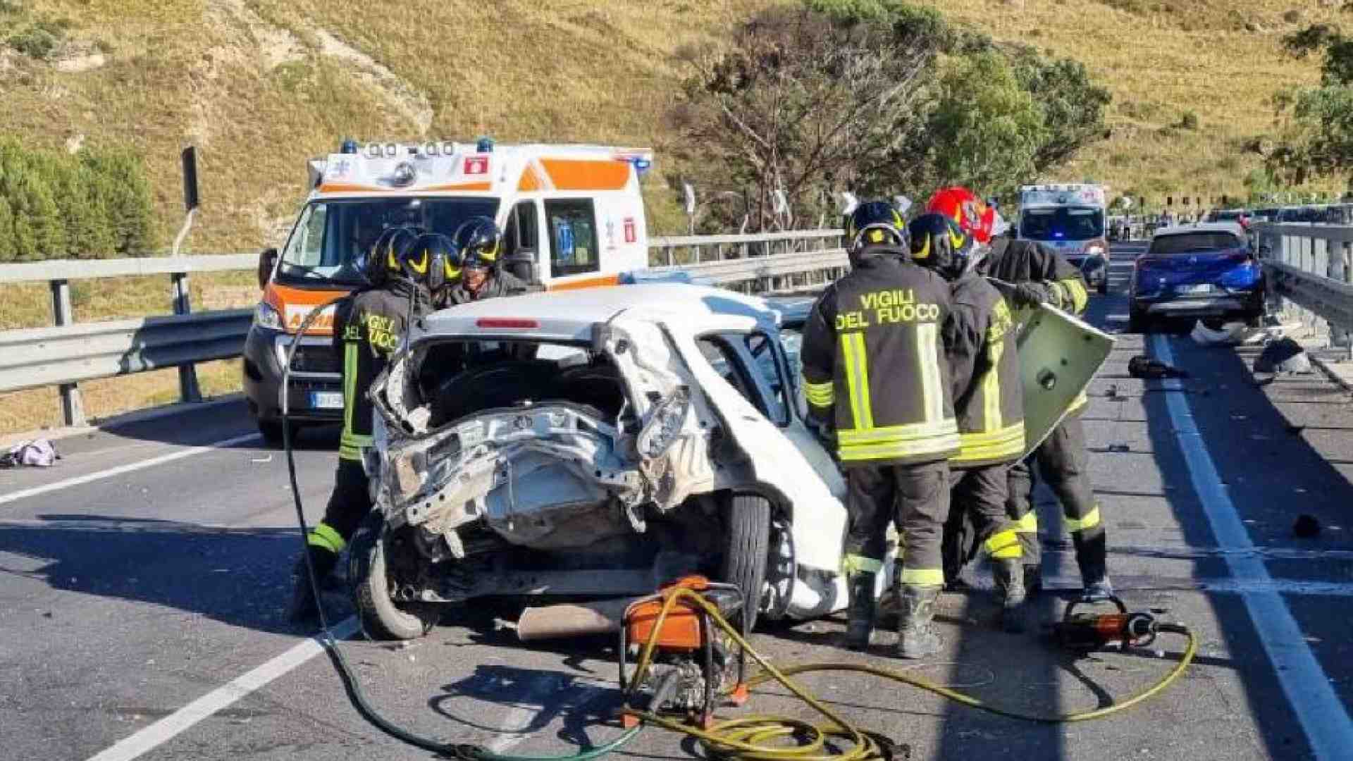 Immagine di Madre e padre morti, bimbi salvi: quanto dolore a causa di un incosciente