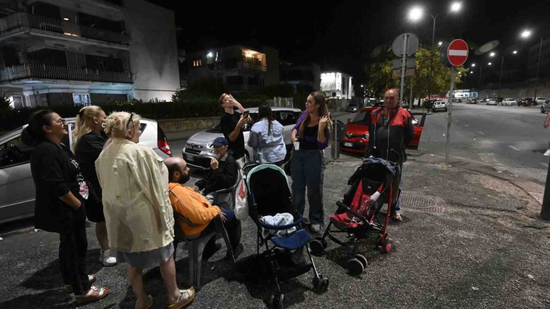 Immagine di Nuovo terremoto a Napoli. La gente in strada / Perché accade?