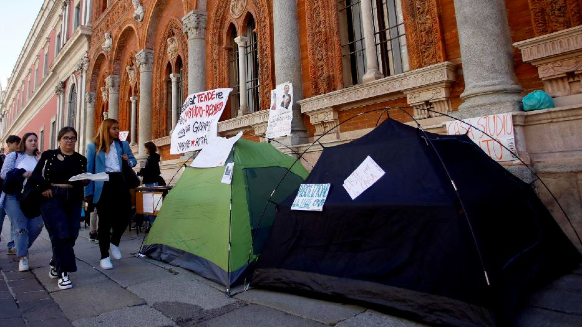 Immagine di Case a 250 euro agli universitari di Milano. Le affitta la parrocchia