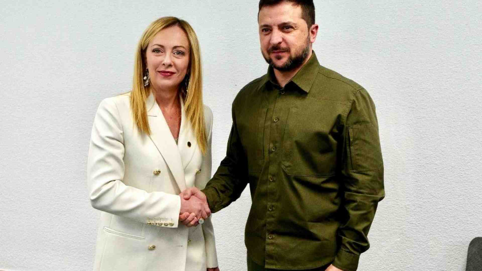 Immagine di Meloni a Zelensky: pieno appoggio. Crosetto: su invii decide la Difesa