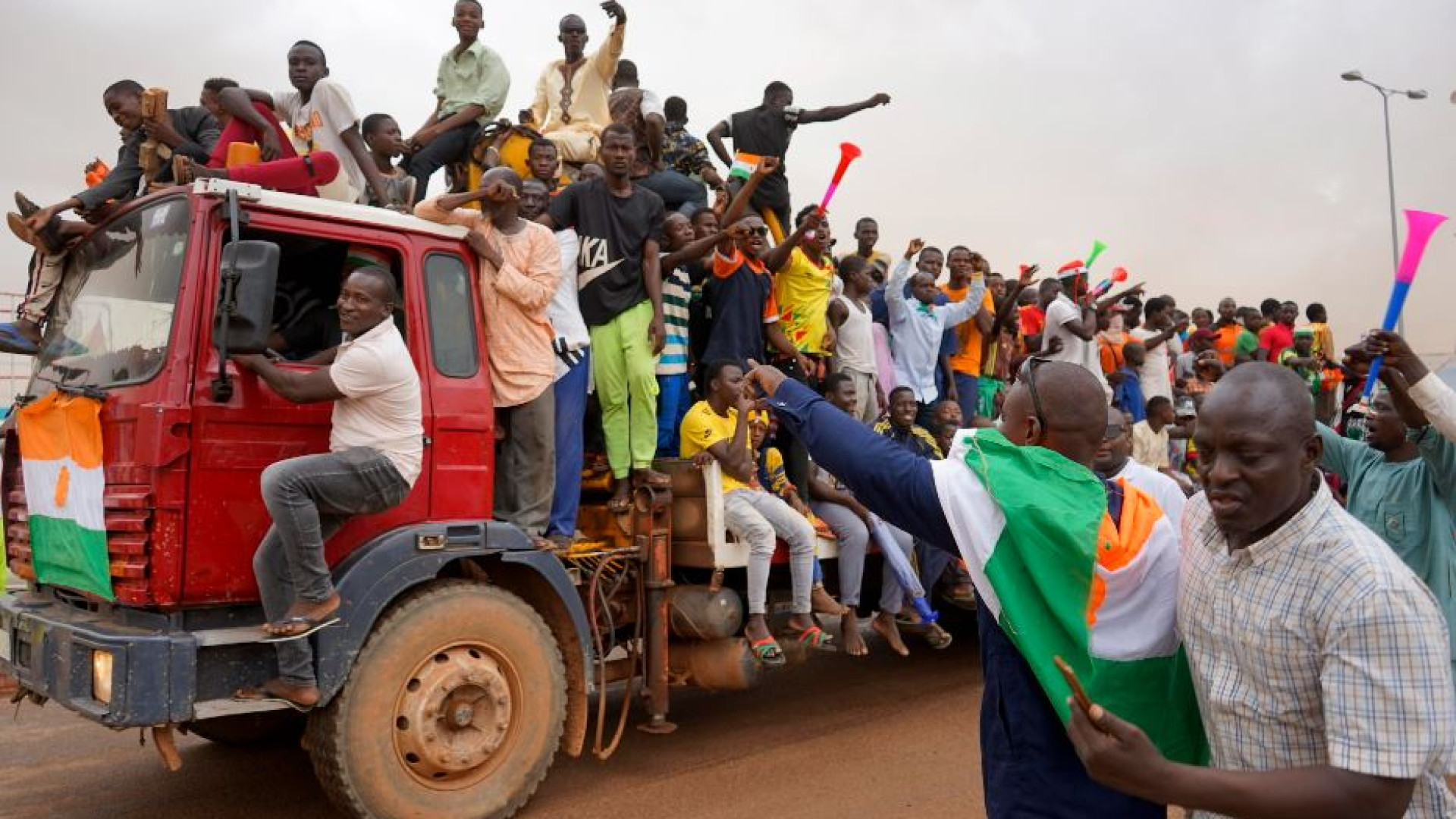 Immagine di Macron alla fine si arrende: inizia il ritiro dal Niger delle truppe francesi