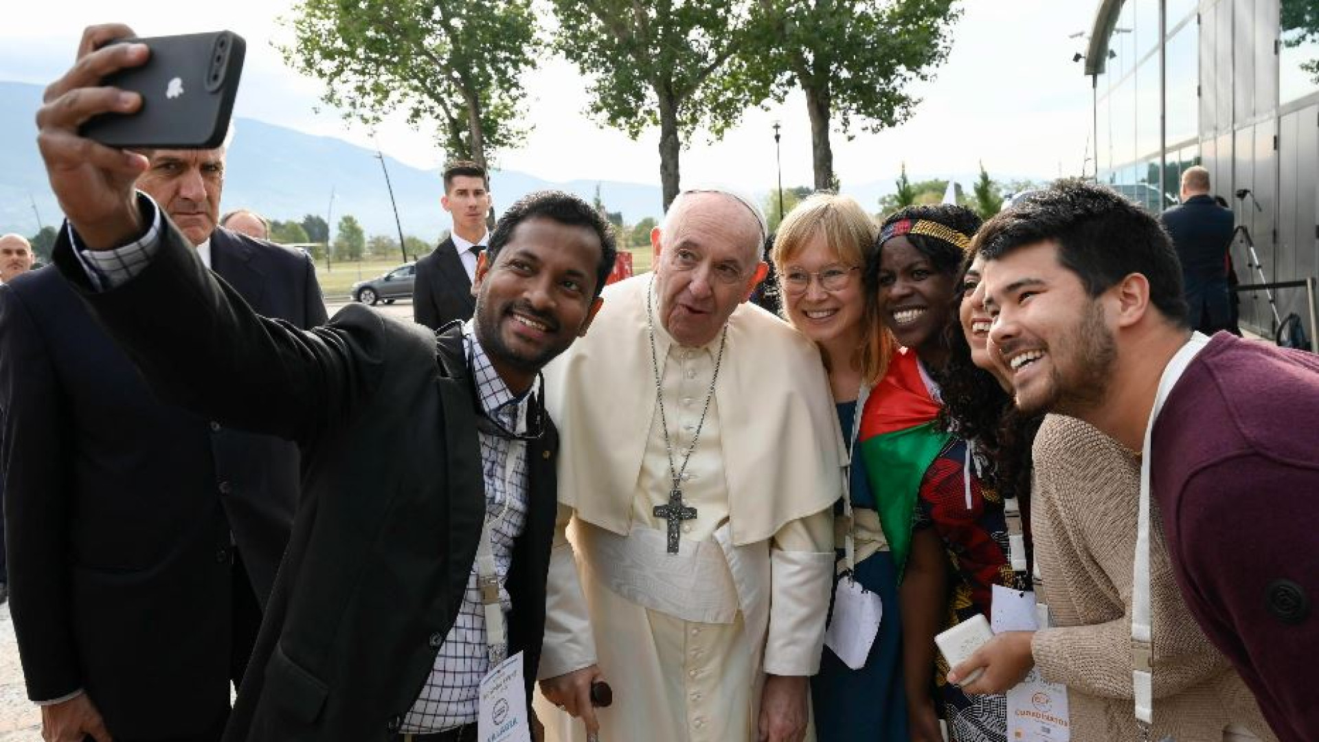 Immagine di Il Papa ai giovani: «L’economia integrale? Con e per i poveri»