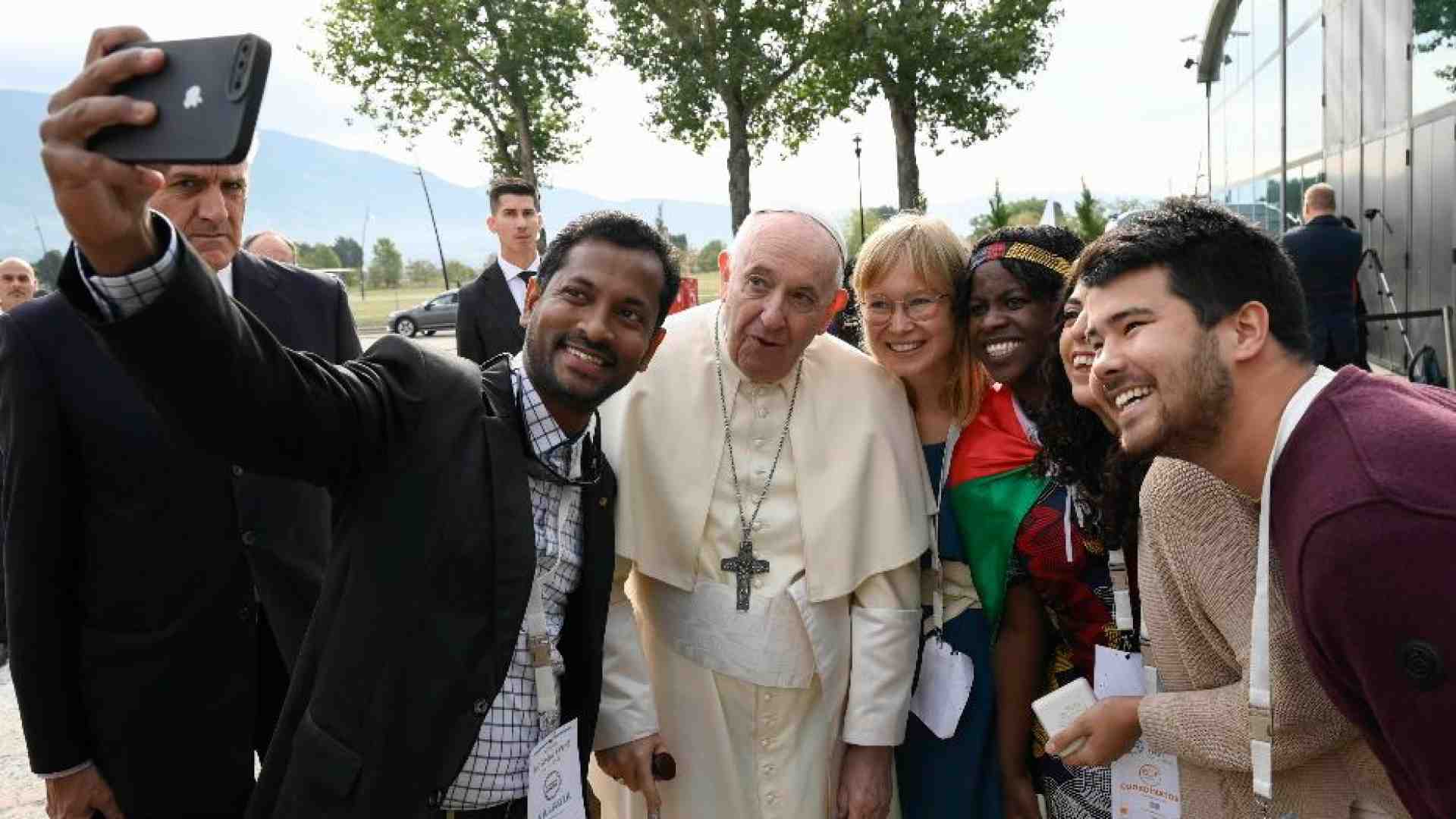 Immagine di Il Papa ai giovani: «L’economia integrale? Con e per i poveri»