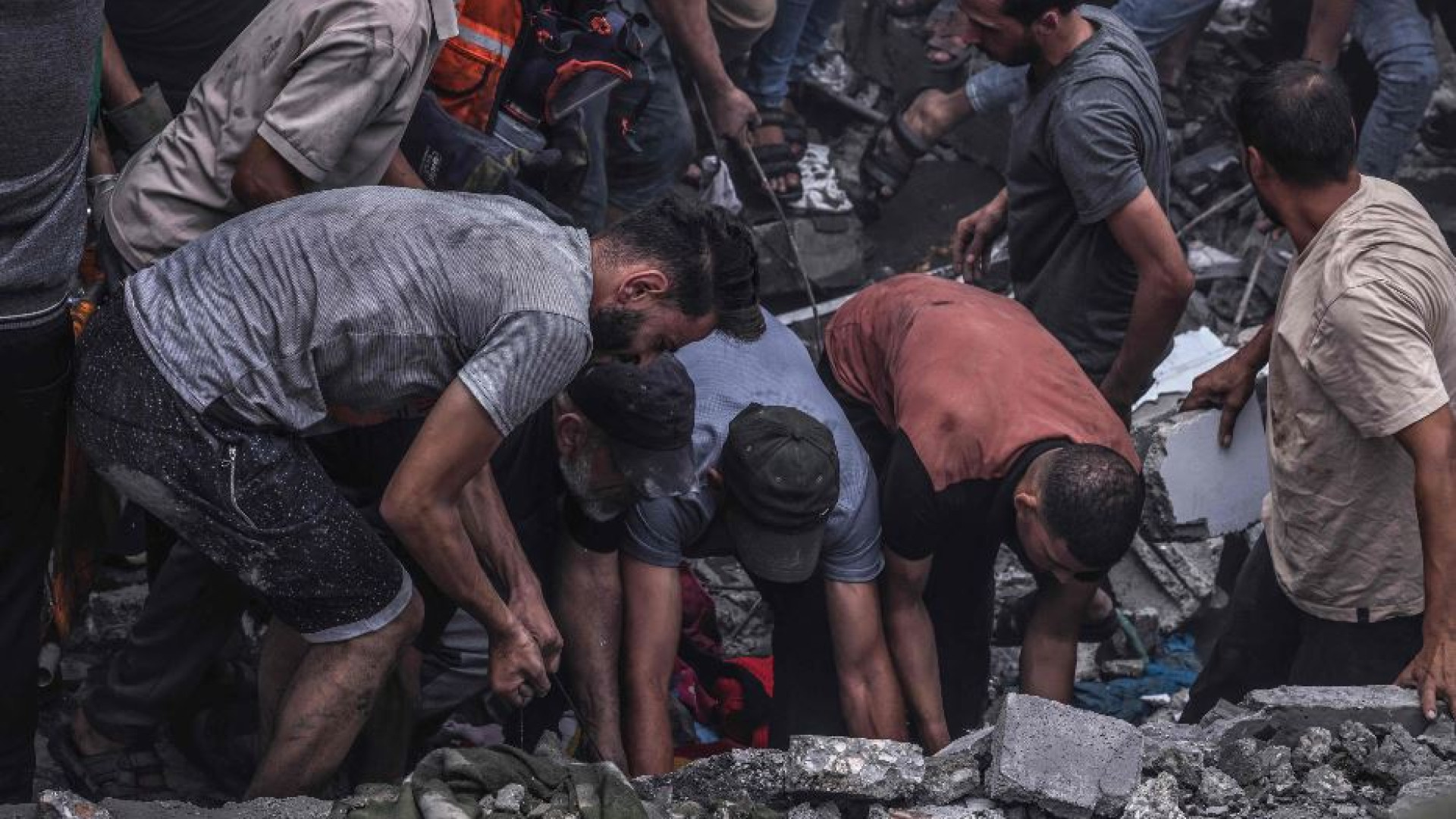 Immagine di Israele: «Assedio totale della Striscia». Coppia italiana tra i rapiti
