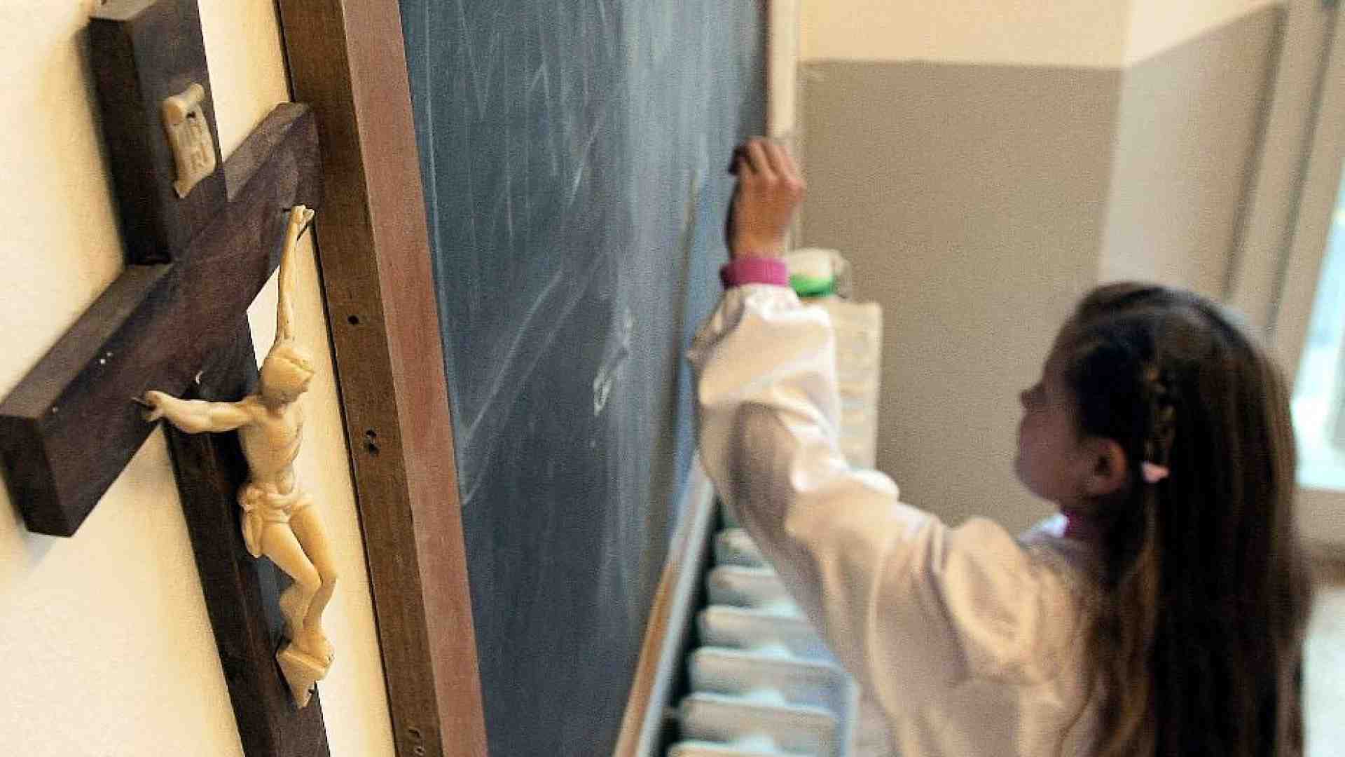 Immagine di Preside toglie il crocifisso dalle aule. Raccolta di firme contro la decisione