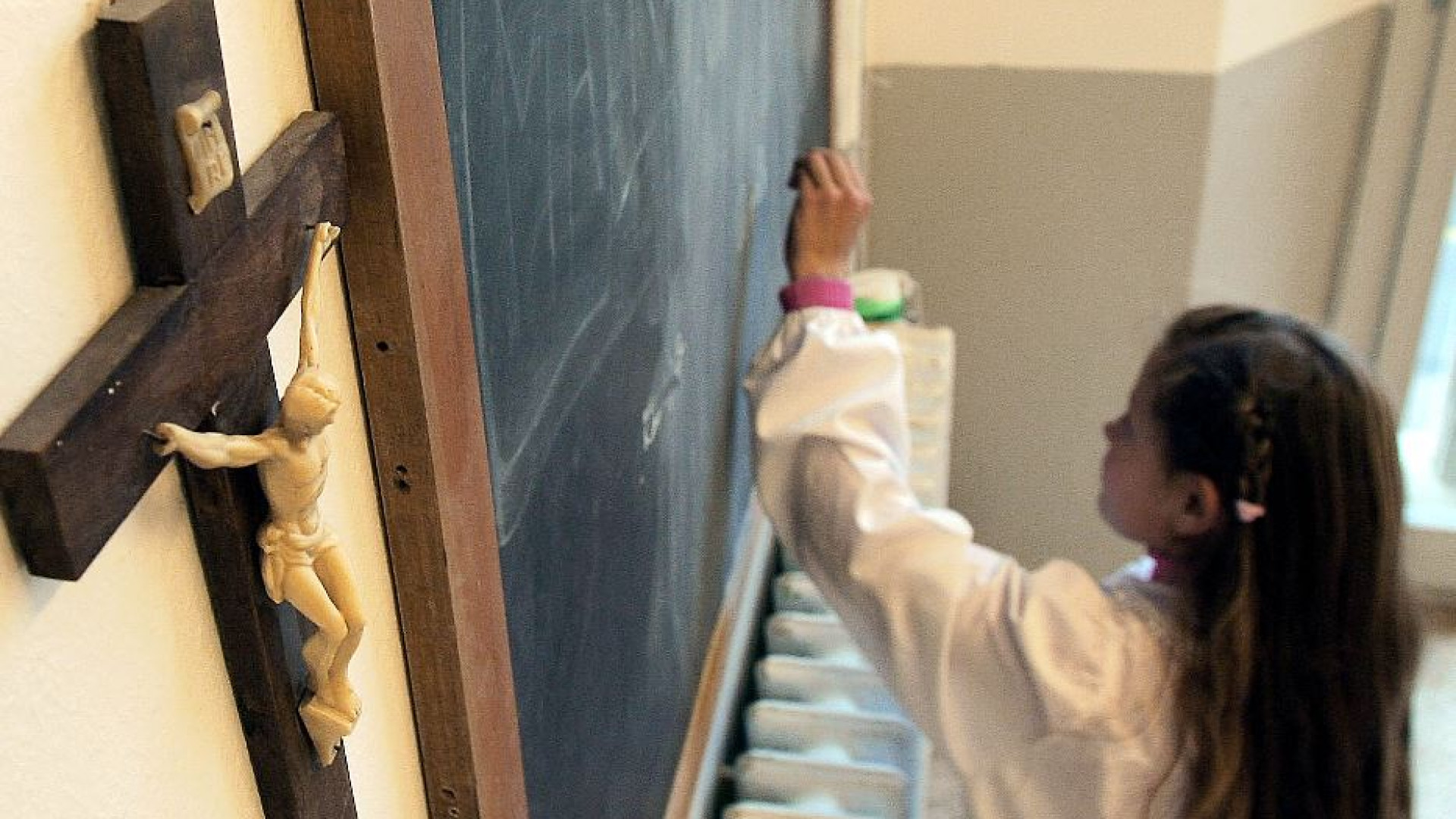 Immagine di Preside toglie il crocifisso dalle aule. Raccolta di firme contro la decisione